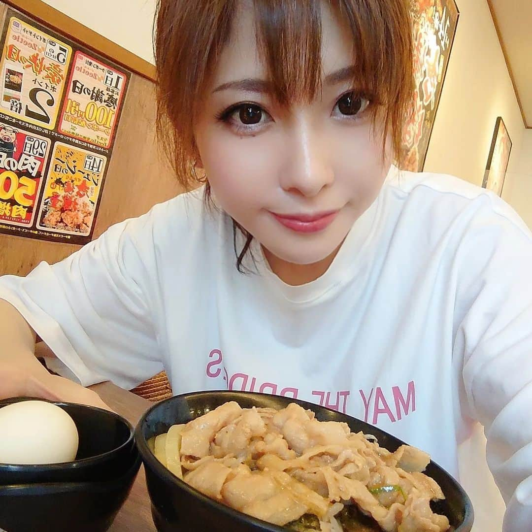 浅乃ハルミのインスタグラム：「後輩と一緒だったからスタ丼ミニにしてかわいこぶったの激しく後悔…… おかわりー!!  【Twitterアカウントではもっとセクシーな限定動画や画像を投稿しています🔞 We update more sexy videos and images on twitter every day!! 】  #スタミナ丼 #スタ丼 #すた丼 #すた丼女子 #スタ丼好きと繋がりたい #tシャツ好き #チャットレディしています #チャットレディ浅乃ハルミ」