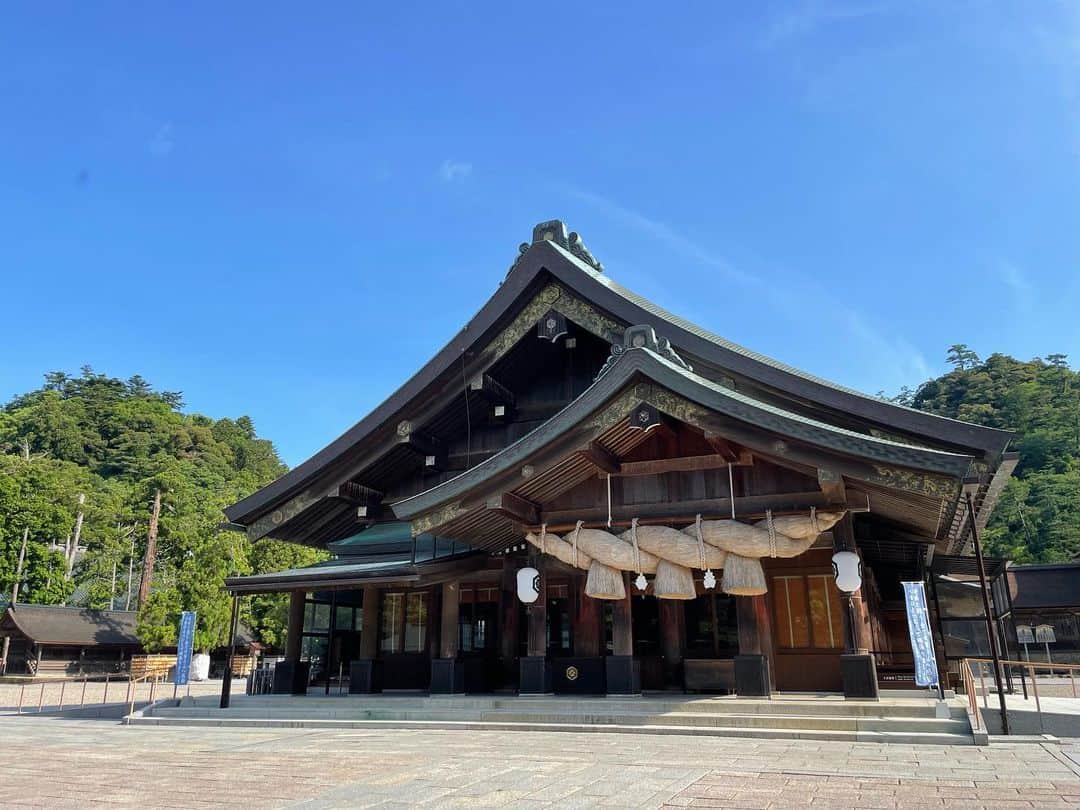 のインスタグラム：「初出雲大社✨  早朝お散歩しながら🚶‍♀️ お天気良くて気持ち良かった😊☀️  次は11月神在月に行きたいな〜🙏🏻🤍✨  #出雲大社 #大国主大神様 #縁結びの大神様 #島根県」