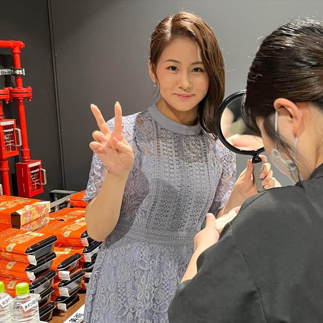 水原恵理のインスタグラム：「昨日新人の中原&藤井がテレ東音楽祭でデビューしました！ 六本木本社と天王洲スタジオでそれぞれのデビューでしたが、常にLINEで励まし合う2人の姿がとても爽やか！同期というかけがえのない存在、ずっと大切にね。  1枚目:本番直前の緊張してると言いながら余裕の藤井 2枚目:新人2人とベテランの紺ブレの着こなし対決」