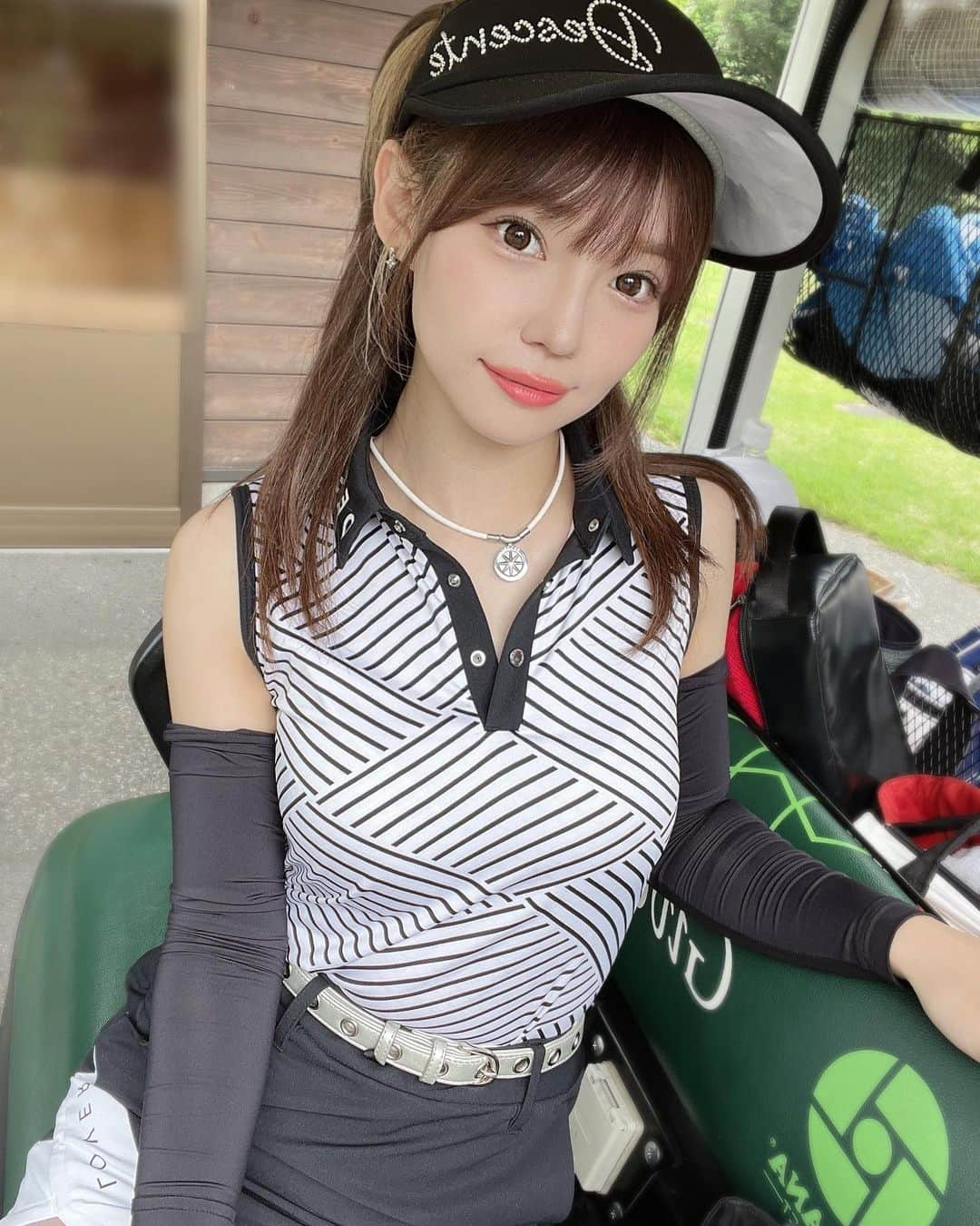 𝗠𝗮𝗶のインスタグラム：「⛳️  3週間ぶりのラウンド🏌️‍♀️ 晴れたー！雨降らなかったー🤣  そしてドライバーの 調子がすこぶる良かったー！！！  最近磁気ネックレスはじめましてん💁‍♀️ @bandel_official  そのお陰かこの日も飛距離ちょっと伸びた？ と聞かれたよ🥹💓  どんなウェアにも合うし この日のモノトーンコーデもお気に入り🖤🤍  だかしかし、久々のラウンド&暑さで バテバテだった。。。🥵🥵  夏のゴルフ耐えられるかなぁ🥵 熱中症にはお気をつけて、、 . . . . . . #ゴルフ女子#ごるふ女子#女子ゴルフ #ゴルフコーデ#ゴルフウェア#descentegolf#ゴルフファッション #ゴルフ好き#ゴルフばか#ゴルフ#golf #BANDEL#バンデル#ヘルスケア #リカバリー#飛距離アップ#畑岡奈紗」