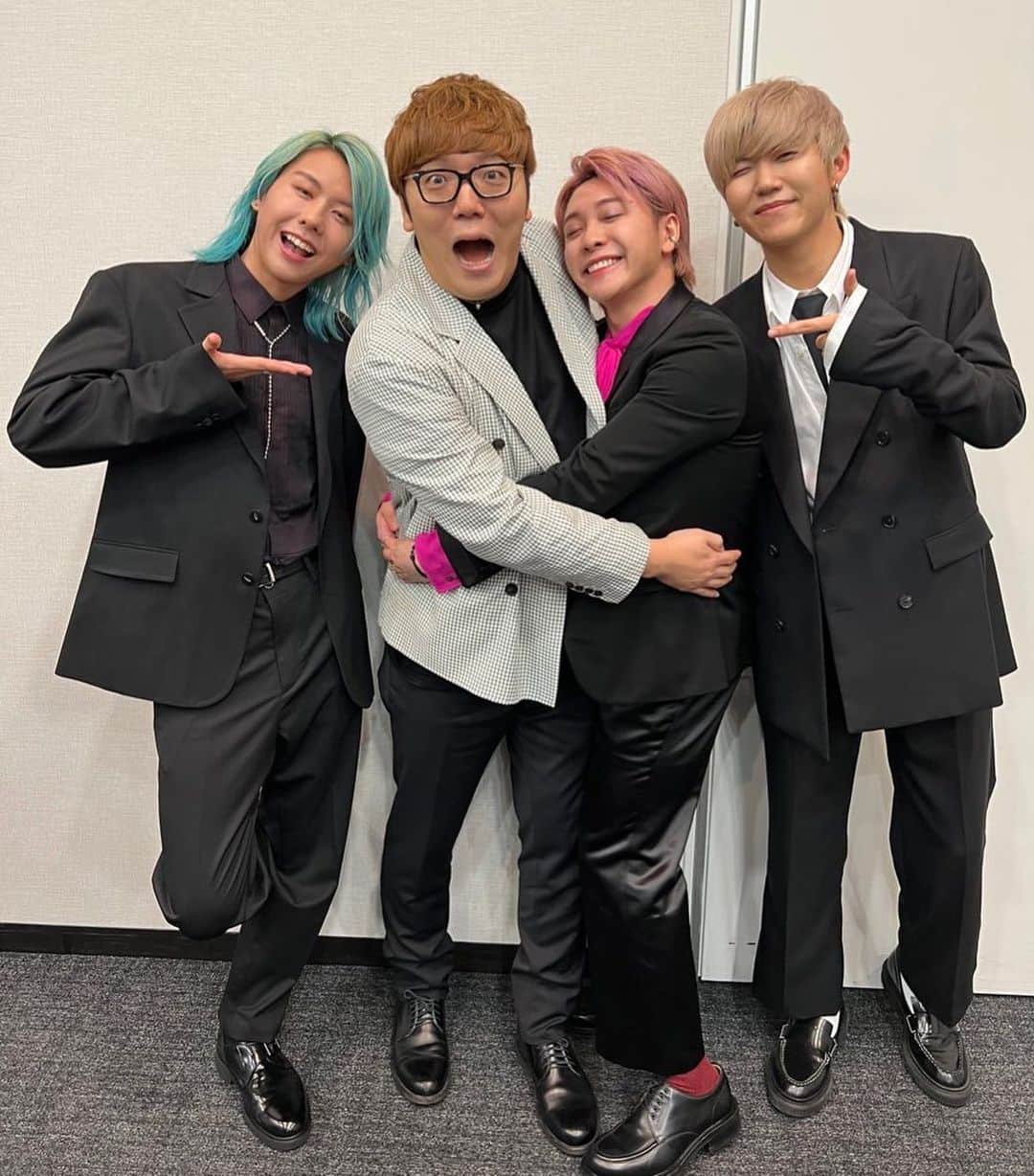 HIKAKINのインスタグラム：「本日はAmazonのイベントでMrs. GREEN APPLEさんとご一緒でした🍏 初対面でハグ😂🎉  #mrsgreenapple #amazon #amazonprimeday」