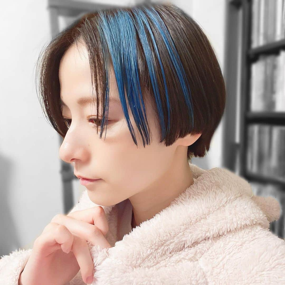 宮島咲良さんのインスタグラム写真 - (宮島咲良Instagram)「ㅤㅤㅤㅤㅤㅤㅤㅤㅤㅤㅤㅤㅤ #髪型戦隊ミヤジマン  最新のhairstyleをストーリーにアップした直後に 去年12月のhairstyleをpostするアカウントはこちらです💙 半年前はこんなでした〜😋 ㅤㅤㅤㅤㅤㅤㅤㅤㅤㅤㅤㅤㅤㅤㅤㅤㅤㅤㅤ #派手髪ショート #派手髪女子 #ボーイッシュヘア #ショート女子 #ショートヘア #shimaharajukuleap  #宮島咲良 #ミヤジマン #ぼっち戦隊ミヤジマン」6月23日 22時29分 - sakura_miyajiman