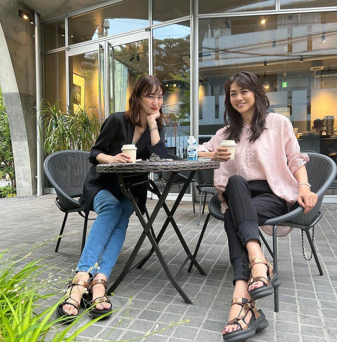 前田ゆかのインスタグラム：「今日は　@maenorichang  典ちゃんと展示会巡りへ  サンダルは(おそろ) @noname.japan  #マエノリコンクリート 今日もこのサンダルで良く歩いたー！(長時間歩けるサンダル)  @shino.ayumi さんの @pageaeree  の展示会へ！  気になっていた手触りが柔らかく通気性、保湿性に優れた肌に優しいオーガニックガーゼを使用したパジャマ！ 環境にも優しく睡眠の質を上げてくれそうなくらい心地のいい素材、眠りの時間が幸せになると朝の目覚めも幸せにつながります。  私はおうちでもデイリーにも着れるワンピースをオーダー❤︎  #pageaeree  #オーガニックガーゼ #眠りの質  #快適なパジャマ」