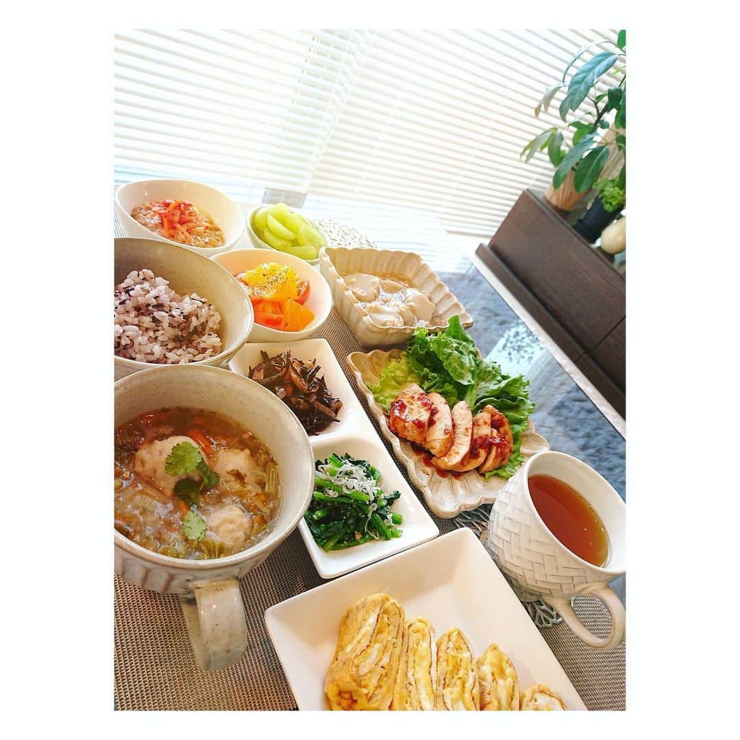 丹羽咲絵のインスタグラム：「埋もれていた自炊朝食達。 よく、「どこかで料理習ってたの？」  って聞かれるのだけれど、 料理はやろうと思えば誰だっていつだって 出来るようになるから面白い。  丹羽家は、母親がしっかり料理をする人 だったので、それで自然に覚えて いったのかもしれないのと、  つまみ食いが好きすぎて、 手伝うふりして、いつも台所に くっついていたのも要因の一つかもしれない。  おかんは私が小さい頃から、 「朝食は遅刻してでも食べていきなさい」 っていうくらい、 一日の始まりの朝食を大事にする人だった。  私にとって、誰かに料理を作るという行為は 最大の愛だと思っていて、  食材を買いに行く所から 相手に対しての気持ちが発動していて、  何を作るか、何を食べてもらうか、  お昼は何を食べていたのかな、 今日はいい一日にだったのかな それとも嫌な事が何かあったかな？ であれば、大好物なものを作ろうかな  それとも、 太ったみたいだからヘルシーなのにしようか？ 体調はどうなのかな  とにかく相手の事を、 献立から買い出しから、食べ終わった後まで 考える時間なのだ。  作った料理が明日からのその人の 血液となり、皮膚となり、骨となり肉体になっていく。  だから、愛のこもった料理を食べ続けていると、 "私の身体は愛の結晶で仕上がっていくのか！" と思って嬉しくなるし、  自分の創作物が相手の体の一部になるなんて、 こんな贅沢な愛ってある？  って思ってたのだけど、  「胃袋掴んだら勝ち」とかいう言葉は 絶対迷信なのと、  あんたは料理くらいできないと嫁にいけないよ！と小さい頃からおかんに言われ、頑張ってきたけれど、  料理ができても嫁にはいけないのが現実。  #なんなら料理出来ない人の方が嫁に行ってる率高い気がするんが世の中どういう仕組みになってんのよ #「料理出来ない人だと思ってた」とかいう偏見だけ浴びる毎日と裏腹に炊事で荒れていく手の平」