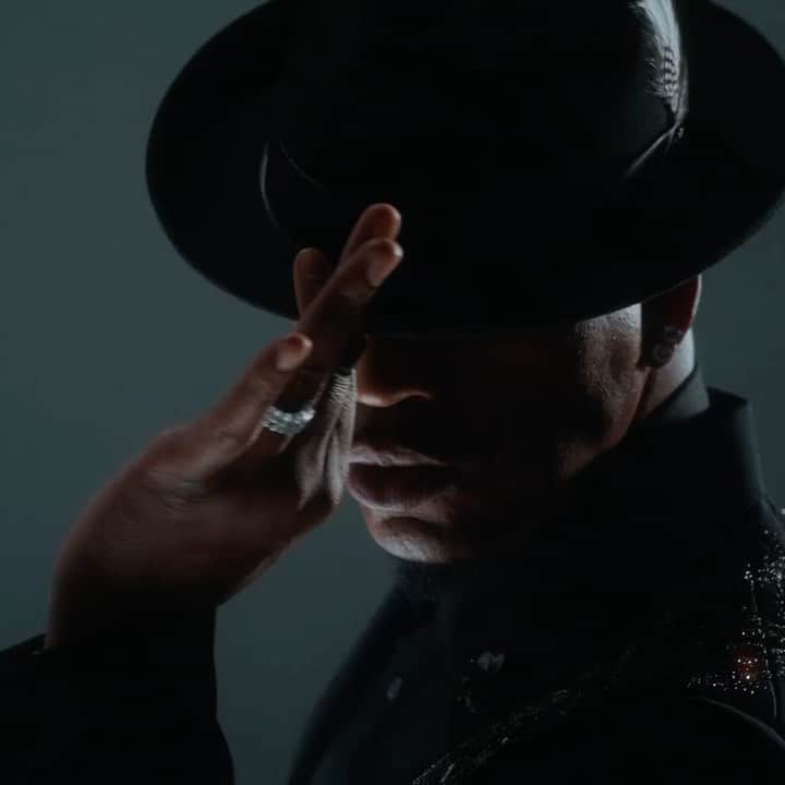 NE-YOのインスタグラム：「#YouGotTheBody official music video drops at midnight. Drop a 🎤 if you’re ready.」