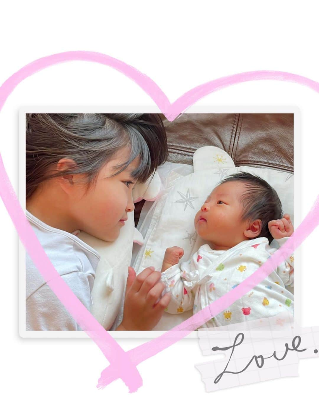 蜂矢有紀のインスタグラム：「💐👨‍👩‍👧‍👧💕💕💕 ・ １ヶ月前の今日、5月23日に 女の子を出産しました👶💓 ・ 元気に産まれてきてくれて 本当に良かったです👩‍🍼💗 ・ ふにゃふにゃ新生児の 可愛いさと🤤💕 おねえちゃんが全力で 可愛がってくれる姿に👧✨ とっても癒されてます🥰❤️ ・ 8年振りの夜泣きになんて 負けてられない😂！！😇 ・ #出産 #出産報告 #新生児 #0歳 #生後1ヶ月 #女の子 #赤ちゃん #8歳差姉妹 #年の差育児 #姉妹 #20220523 #👶 #👨‍👩‍👧‍👧」