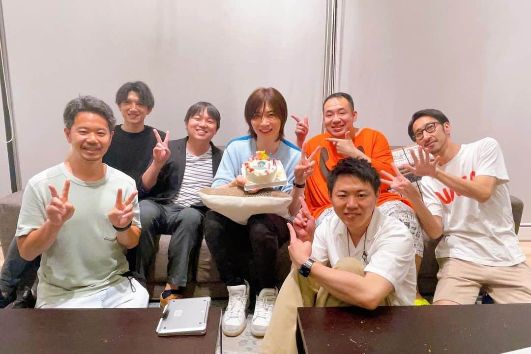 前田裕二さんのインスタグラム写真 - (前田裕二Instagram)「本日6/23、今年も無事に誕生日を迎えることができました🥲🥳！  自分の足りない部分や至らない点はとても良くわかっていて、反省したり憂鬱になる日々ですが、それでも近くにいてくれたり、応援して下さる人、大切な仲間、そうした人達の支えによって生かされている事への実感は、そして感謝の気持ちは、歳を重ねる毎に益々肥大するものなのだと知りました。いつも沢山の愛溢れるエネルギーを送って下さるみなさん、本当に本当に有難うございます🙇‍♂️✨  毎日のお忙しい中で、皆さんの脳内シェアをほんの少し頂いて少しでもコメント下さったり考えてくださることに、人生に介在できている奇跡に感激していて嬉しい気持ちでいっぱいです…  「強く優しく」が個人的な人生のテーマの1つである中で、戦えば戦うほどに冷静になり自分の強さが足りてないと感じる今、もっとがむしゃらに鍛錬積んで圧倒的にムキムキになって本当の強さと優しさを手にする歳にしたいと思います！  写真は昨日の様子です、誕生日は会社や家族、メモ魔の皆含め、大好きなファミリーに囲まれて至上の幸せでした…😭✨  この幸せを作ってもらえてる事がいかに普通じゃないか、というのを原動力にして、バキバキに強くなって、仲間や応援して下さる皆さんに大きなエネルギーを跳ね返して、一緒に凄い景色を見て、また新しい夢を描く、というような、自分なりの恩返しの仕方、感謝と努力が応酬する循環を作っていけたらと思います🔥  2022.6.23 前田裕二  #そうこうしてる間に明日はスッキリです！是非見てください🥰笑 #バキバキとかムキムキとか言い過ぎてますね #とりあえずまず筋トレします💪　 #ワクワクもか #カタカナ4文字が好きみたいです🥲」6月23日 23時58分 - yujimd