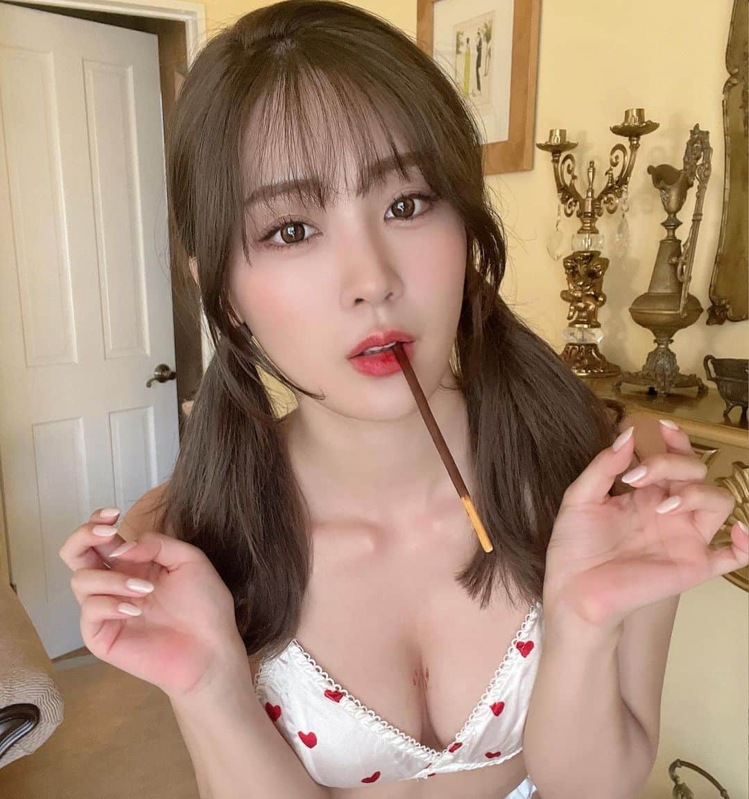 伊藤愛梨さんのインスタグラム写真 - (伊藤愛梨Instagram)「ポッキーゲームしよ♡ ⁡ ⁡ 🍑ファンティアほぼ毎日更新中🍑 プロフィールリンクから飛べます✈️💕 🗓スケジュール🗓 7月4日(日)Malymoon大阪出張撮影会 8月14日(日)コスホリック33 ⁡  #like #gravure #tokyo 　#ootd #style #イケ尻  #グラドル　#日本一の尻美人#ヒップアップ　#尻トレ　#美尻　#池尻愛吏 #イケてる尻のジリちゃん　#2022」6月24日 0時28分 - ilovely1007_