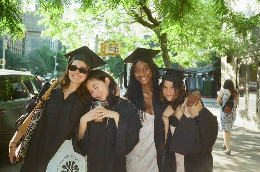 クリスティー・ターリントンのインスタグラム：「Still can’t believe it but this happened a week ago. @graciebrns and her @lrei classmates graduated and now they’re off adventuring the world. So proud of these fierce, smart, funny, curious, and engaged women who are committed to doing all they can to manifest the world they want to live in. Makes me feel better about all that’s happening around us at the moment. Congratulations #classof2022 ❤️❤️❤️❤️#WISHTHISWASSCOTUS」