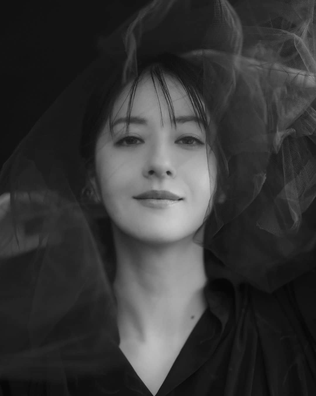 松本若菜のインスタグラム：「写真は現在発売中のBARFOUT!より。  素敵で楽しい撮影でした。 インタビューも載せていただいているのでどうぞお手元にとってお読みください。  さてさて。 昨日のやんごとなき一族観ました！？ んもう。 泣いちゃった。 さとけん‼︎‼︎😢  あと1話です。 しっかりと見届けていただけたら嬉しいです。  #barfout」