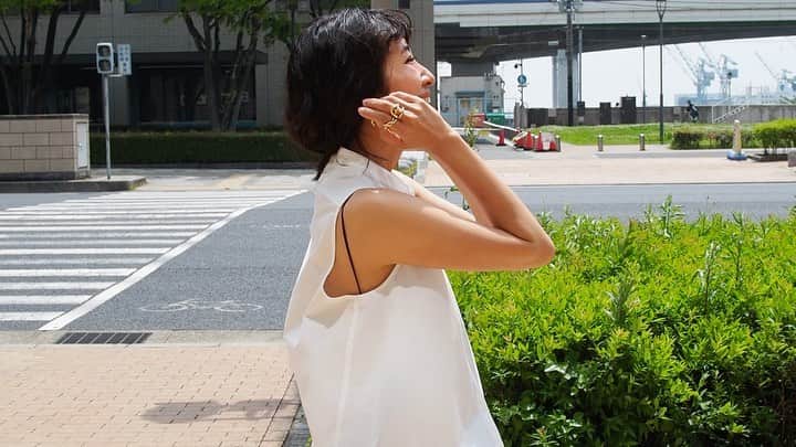 安藤沙耶香のインスタグラム：「じめっと暑い こんな日こそ白シャツ登場  持ってる方は 夏まで待たずにぜひ梅雨から来て欲しい♡  お外はじめっとしてるし （なんだか体力使うよね） 目まぐるしい毎日だけど 終われず急かされず ふわふわっとしておきたいなと そんなふわっとした目標を掲げている 2022年夏。」