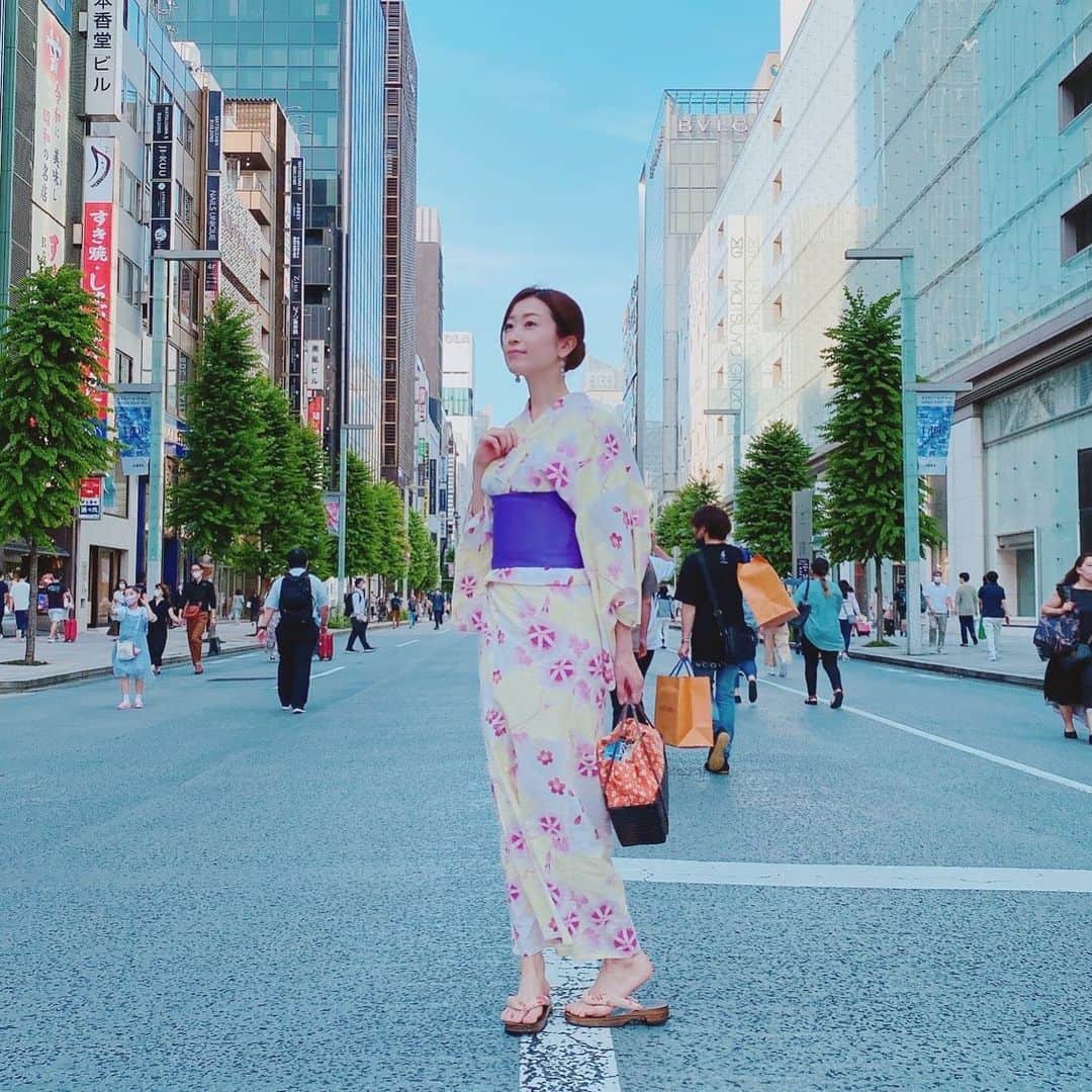 木谷有里さんのインスタグラム写真 - (木谷有里Instagram)「今年も浴衣着れた☺️💕 ピンクの朝顔の浴衣に紫の帯にしました💜  @vasara_ginza  でレンタル浴衣！  浴衣、帯、下駄、バッグ おだんごヘアセットもついててお得でした☺︎ プロに着せてもらうと安心♥  #浴衣　#yukata #vasara」6月24日 10時54分 - kitani_yuri