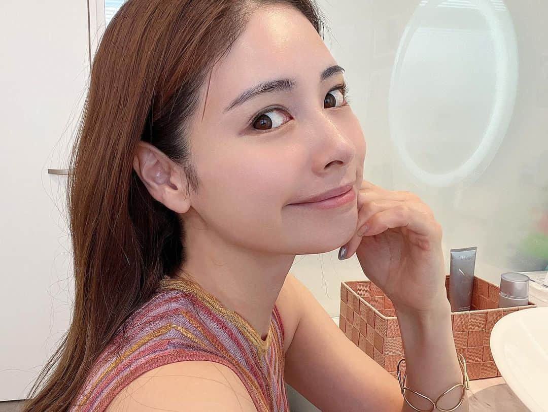 のインスタグラム：「月1の美容クリニックでやること🏥 メモ📝 《ガチおすすめ編》  ・シミ、肝斑、シワたるみ取り&予防 →フォトフェイシャルM22 @tokyo_ace_clinic  ダウンタイムがないのでいつでも気軽にできるし、 既にあるシミなどを回数を重ねて確実にシミを除去してくれる。 (+ フォトフェイシャルやるにあたって ピーリング、ケアシスも一緒にやってます。)  ・毛穴、肌のハリ、唇の縦じわ予防など →ジェットピール(jetpeel) @bwyuzz_jetpeel  肌や身体に害がなく、妊娠中、授乳中もやる事ができるので 本当に安心して受けられる施術。 ピーリング、ボトックス、ヒアルロン酸もジェットピールで お肌に導入してくれる。  です！ 『既に肌綺麗じゃん』って言われたりもするんですが、 そうじゃなくて綺麗を維持したいんです。 これからの為に頑張ってるんです🔥笑  今がお肌綺麗な人も、これから綺麗になりたい人も 無理なくやれる施術かな？と思うので参考になれば嬉しい！🫶🏻  ・ ・ ・ ・ ・ ・ ・ ・ ・ ・ ・ ・ ・ #美容#美容クリニック#クリニック#美容好きな人と繋がりたい#美容皮膚科#皮膚科#お肌#美肌#美白#美肌ケア#お肌ケア#美肌になりたい#アンチエイジング#ピーリング#ジェットピール#フォトフェイシャル#m22#おすすめ#スキンケア#アラサー女子#子育てママ#antiaging#肌ケア#毛穴ケア#たるみ改善#シワ改善#小顔矯正#肌質改善#毛穴#若返り」
