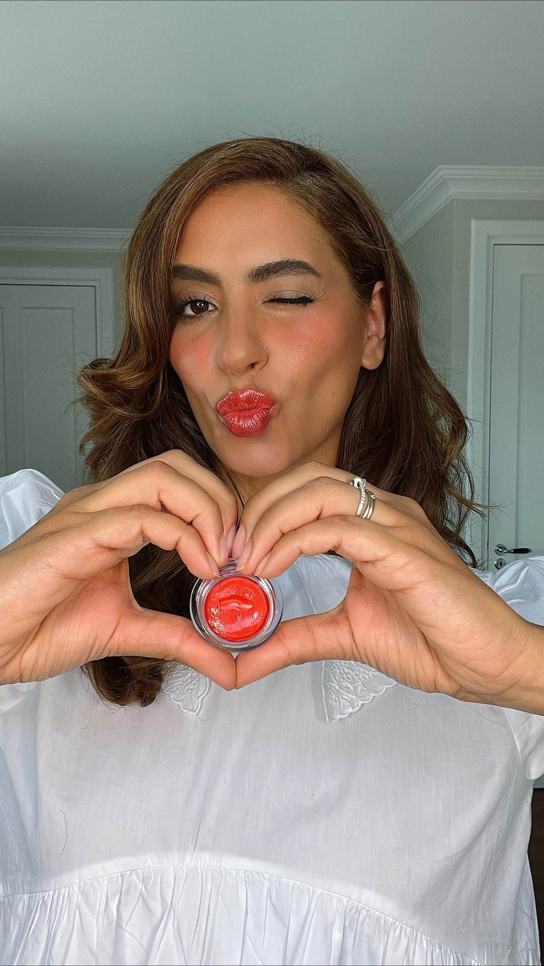 Sarah Angiusのインスタグラム：「AD Here is how I get a glossy glowy (EASY) look using @trinnylondon makeup products.  Step 1: After moisturising, I’m using the BFF REBALANCE tinded serum - Rennel   Step 2: Skipping the concealer. Instead I’m using also the BFF REBALANCE tinded serum in a lighter shade - rachael.  Step 3: Brows. I’m using Lash2Brow in shade Espresso.  Step 4: Eyeshadow. On the lids I’m applying EYE2EYE in Victory. Close to the lash line I’m applying Faith. And under by brow bone I’ve used a bit of Wisdom.  Step 5: Mascara. I’ve used LASH2BROW  Step 6: Cheeks: I’ve used Lip2CHEEK in the shade Rossy  Step 7: Lips. I’m adding multiple layers of the LIPGLOW in the shade LARA.    #trinnylondon #glossyglowyface #partnership」