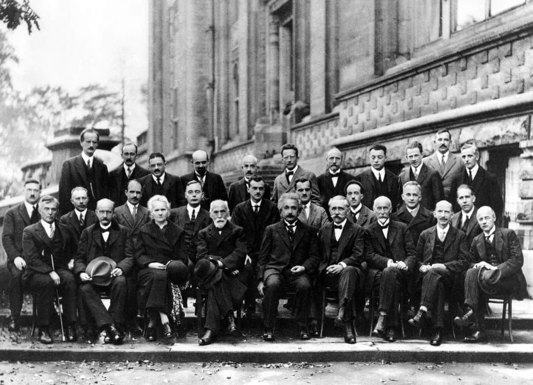 アルベルト・アインシュタインのインスタグラム：「#ThrowbackThursday: Photo of the scientists who attended the Solvay Conference on Physics in 1927. Albert Einstein is front and center.」