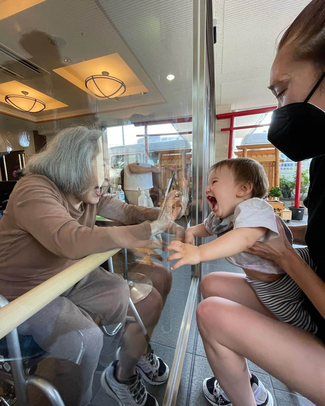 ジュリー・ロッシュさんのインスタグラム写真 - (ジュリー・ロッシュInstagram)「This is everything. Was waiting for this time for so long. My baby meeting great grandma for the first time.  Ever since I got married she would ask when she could see her great grandson so this is such a special moment for both of us. We could only touch each other’s hands cause of covid but it’s crazy how much you remember important peoples hands. My grandmas soft and caring hands brought me back so much memories.  This is the first time my grandma even touched someone in 2 and half years other than people who work there. I miss her so much I hope one day she gets to squeeze Elio for a big hug.  Shot by @anna.aiko #greatgrandmababy」6月24日 3時27分 - julierochemiya