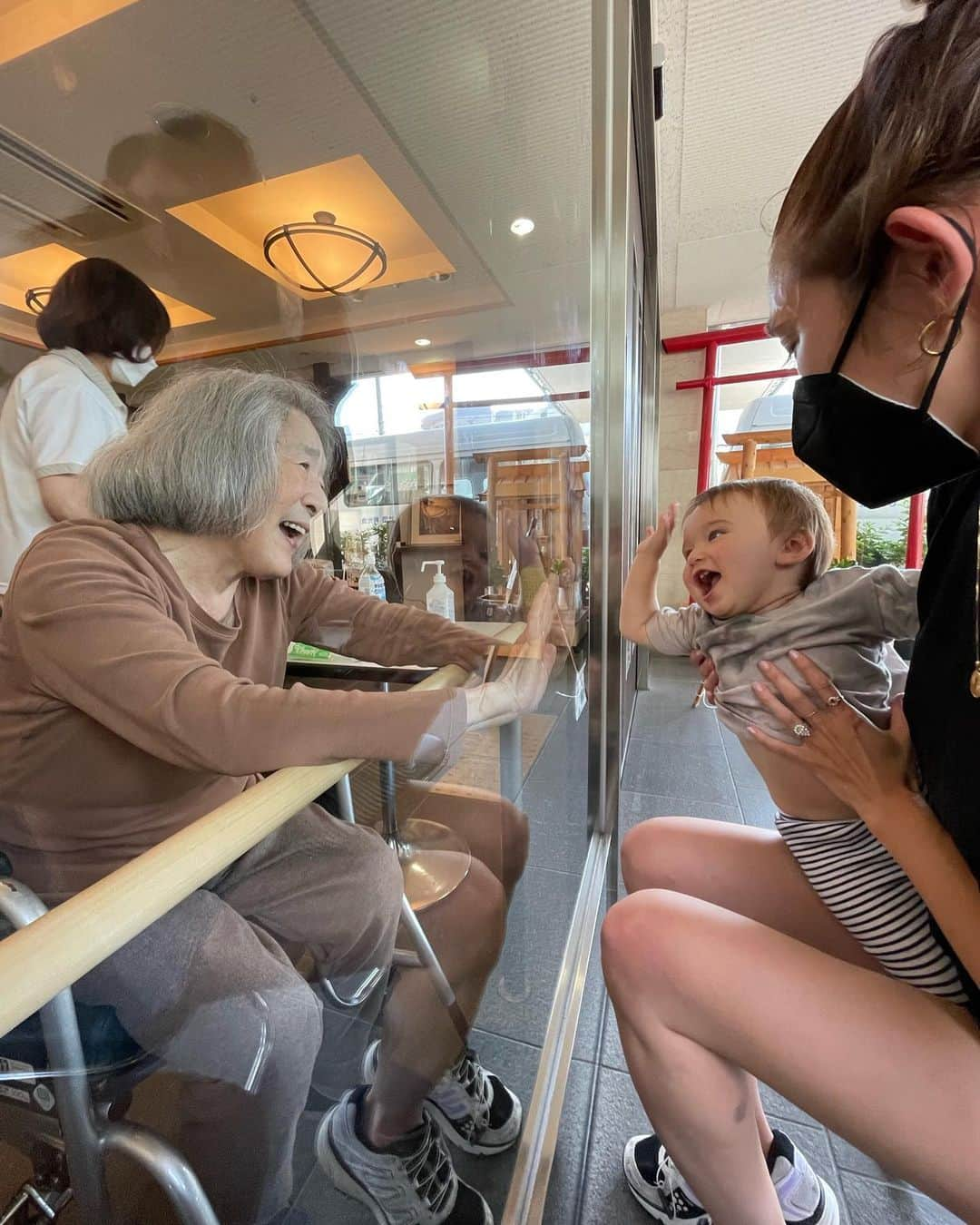 ジュリー・ロッシュさんのインスタグラム写真 - (ジュリー・ロッシュInstagram)「This is everything. Was waiting for this time for so long. My baby meeting great grandma for the first time.  Ever since I got married she would ask when she could see her great grandson so this is such a special moment for both of us. We could only touch each other’s hands cause of covid but it’s crazy how much you remember important peoples hands. My grandmas soft and caring hands brought me back so much memories.  This is the first time my grandma even touched someone in 2 and half years other than people who work there. I miss her so much I hope one day she gets to squeeze Elio for a big hug.  Shot by @anna.aiko #greatgrandmababy」6月24日 3時27分 - julierochemiya