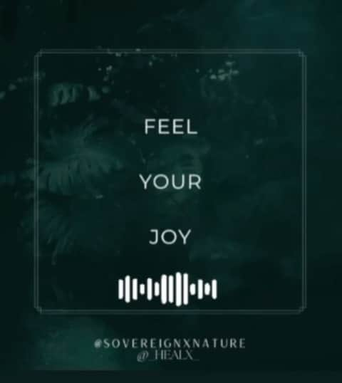 ディラン・モスコビッチのインスタグラム：「How can we live joyful lives?  What does that mean? What brings us joy? Is it a thing, a person, an experience, a state of being?  It would appear that what brings us each joy is personal, but there is a consistent theme with having the ability to access it readily and it has to do with embodying the essence of joy.   What does that mean or even look like? It’s a choice that’s tied to the lens we see life through, with gratitude being a prevailing factor. Any situation that is presented to us is an invitation to learn, feel and expand. Often the most expansive ones are the most painful. So how does one find joy in the struggle?  Perspective.   The spiritual journey or path of self discovery and growth can be arduous, but if there isn’t joy present, what’s the point? To exist in a state of joy doesn’t mean always being happy but is rather a disciplined focus on maintaining an intimate relationship with gratitude for life. We, humans, have many ideas about what’s good and bad, right and wrong, etc. and cause a lot of our own suffering through our rigidity around these ideals.   Life is a gift! To be human and witness the whole spectrum of our experiences is nothing short of magic. While flowing through the expansive pain and the elating peaks, attune to the centre line of joy. Feel your joy! Feel joy for your joy!  May this feeling be the steadfast state of being which we endeavour to embody and our highest ambition. One which calls us to be deeply devoted to our growth and develop a safe space within to embark on, and continue with, the work of excavation and expansion to unearth our greatest authenticity, truth and beauty. Through this joyful devotion, may we lovingly step into the fire and melt away that which doesn’t serve our highest purpose.  May we celebrate pursuing our truest essence — our childlike joy. For it is in this innocence that the simplicity of the answers which we seek, reside.   May we enjoy the journey of reunion and reconnection with the wonder of our inner child — it will be the greatest gift we could ever give and receive.」