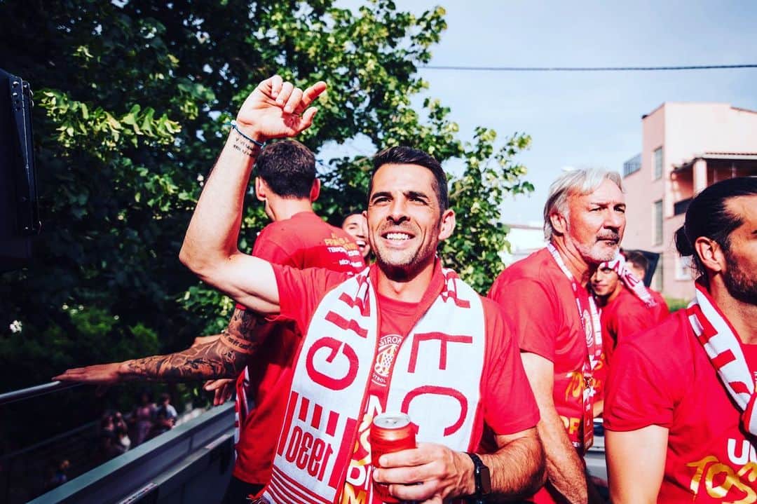 ビクトル・サンチェス・マタのインスタグラム：「Feliç d'haver pogut formar part d’això. Aconseguir un ascens no és gens fàcil, però el club ha quedat on mereix... Girona és de Primera! 💪🏼🔴⚪️」