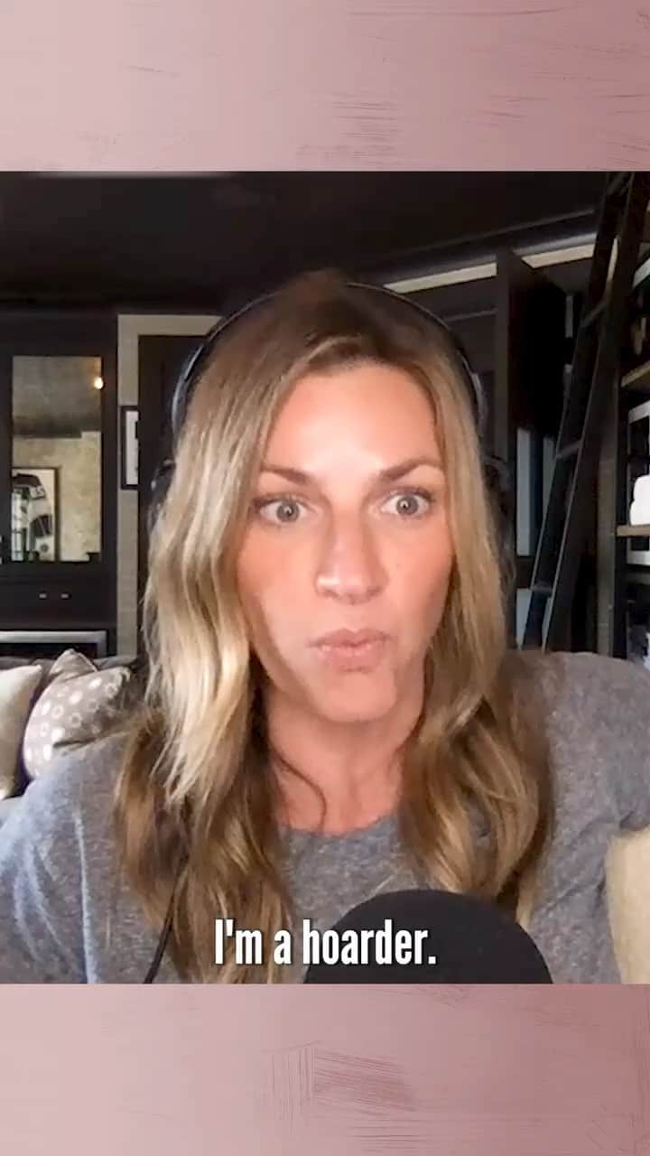 エリン・アンドリューズのインスタグラム：「Yes it’s true.. @calmdownpodcast @charissajthompson」
