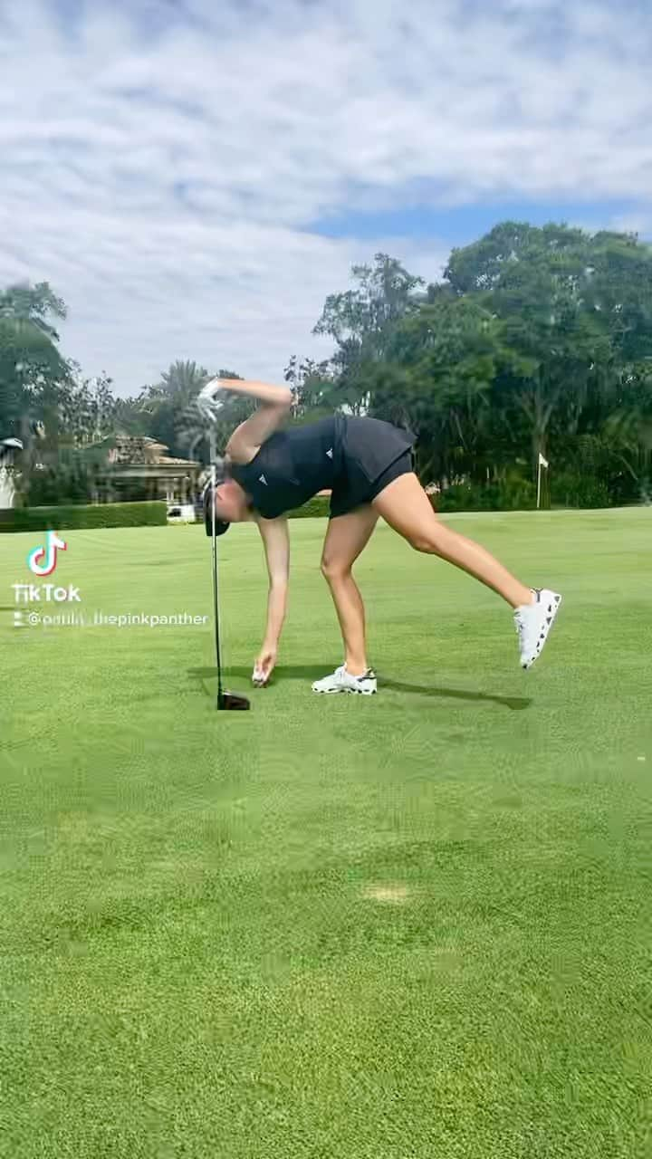 ポーラ・クリーマーのインスタグラム：「Who doesn’t love an @adidasgolf dress paired with some fashion forward sunglasses by @sundogeyewear Feminine+athletic= YES PLEASE 👗🤩🏌🏼‍♀️ @mutualofomaha @taylormadegolf Let’s see what this Tiktok is all about…  #teamPC #mom」