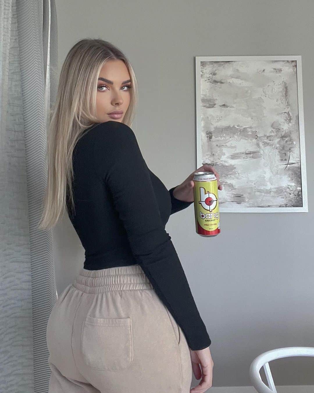 サラ・ハリスのインスタグラム：「Feeling awesome 🥰 how’s your day going? Off for my first walk with Kali today and I can’t wait 👏🏽    @bangenergy  #energydrink #bangenergy」