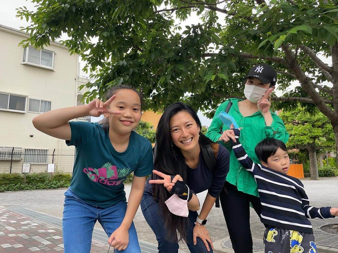 矢吹春奈のインスタグラム：「7歳からの親友 @kyomiwatanabe  は今では立派な二児の母🥰 私の滞在期間中に時間が無いのを知り、祖母の家を訪ねた時に駅の近くまで迎えに来てくれて、そこから祖母の家まで一緒に歩いてくれた。 今回の滞在期間でそれだけしか時間を作れなかった私を責める事もせず、私に合わせてくれて愛しか感じない❤️❤️❤️❤️❤️ ずっと離れてて話しなんてたまにしかしないけど、なんでだろうか…？ 子供の頃に公園で駆けずり回っていた時のままの感覚で隣に居れる🥰  次の帰国はガッツリ会いましょうね💗」