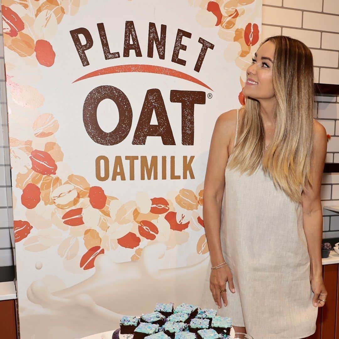 ローレン・コンラッドのインスタグラム：「I’ve partnered with @PlanetOat to create some truly delicious recipes for the season. Planet Oat will be popping up in NYC with The Planet Oat Marketplace, where you can stop by and try out-of-this-world recipes like my cosmic brownies, ube-flavored treats and more, for a limited time - and maybe meet my new friend Sensa! #ad We hope to see you in SoHo this week! Click the link in my bio and follow @planetoat #planetoat to see if the popup will be making its way to your city this summer!」