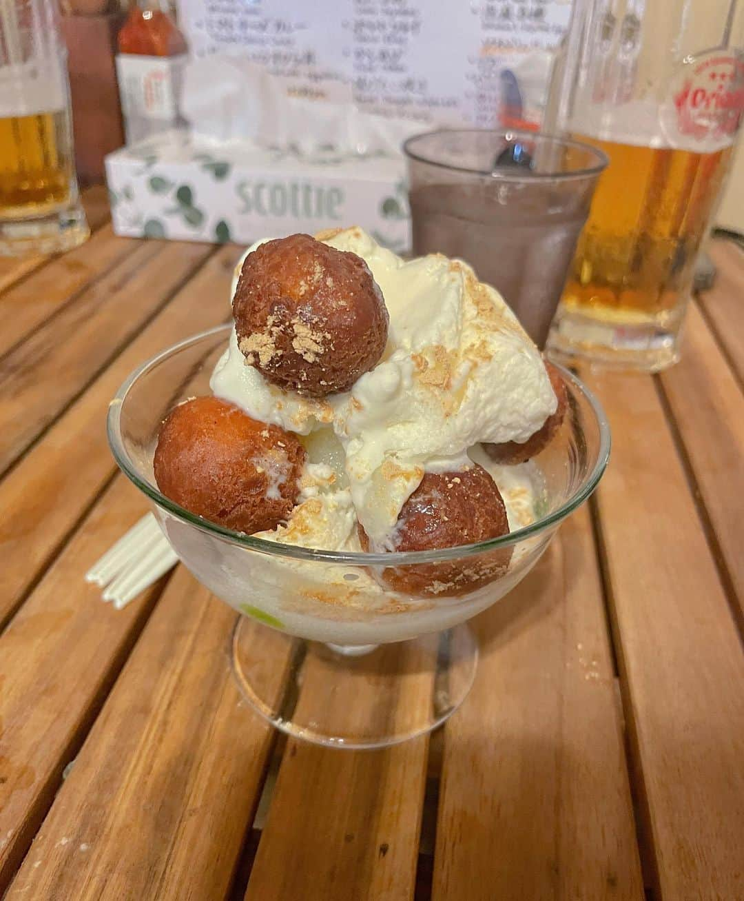 志摩夕里加のインスタグラム：「座間見島のバニラーギ🍨  バニラの上にサーターアンダギーがのってて、サーターアンダギーは揚げたてでした👌  #座間味 #座間味島 #zamamiisland #沖縄 #座間味スイーツ #座間味島グルメ #かーふし堂 #スイーツ好きな人と繋がりたい #甘党女子 #んーおいthy」