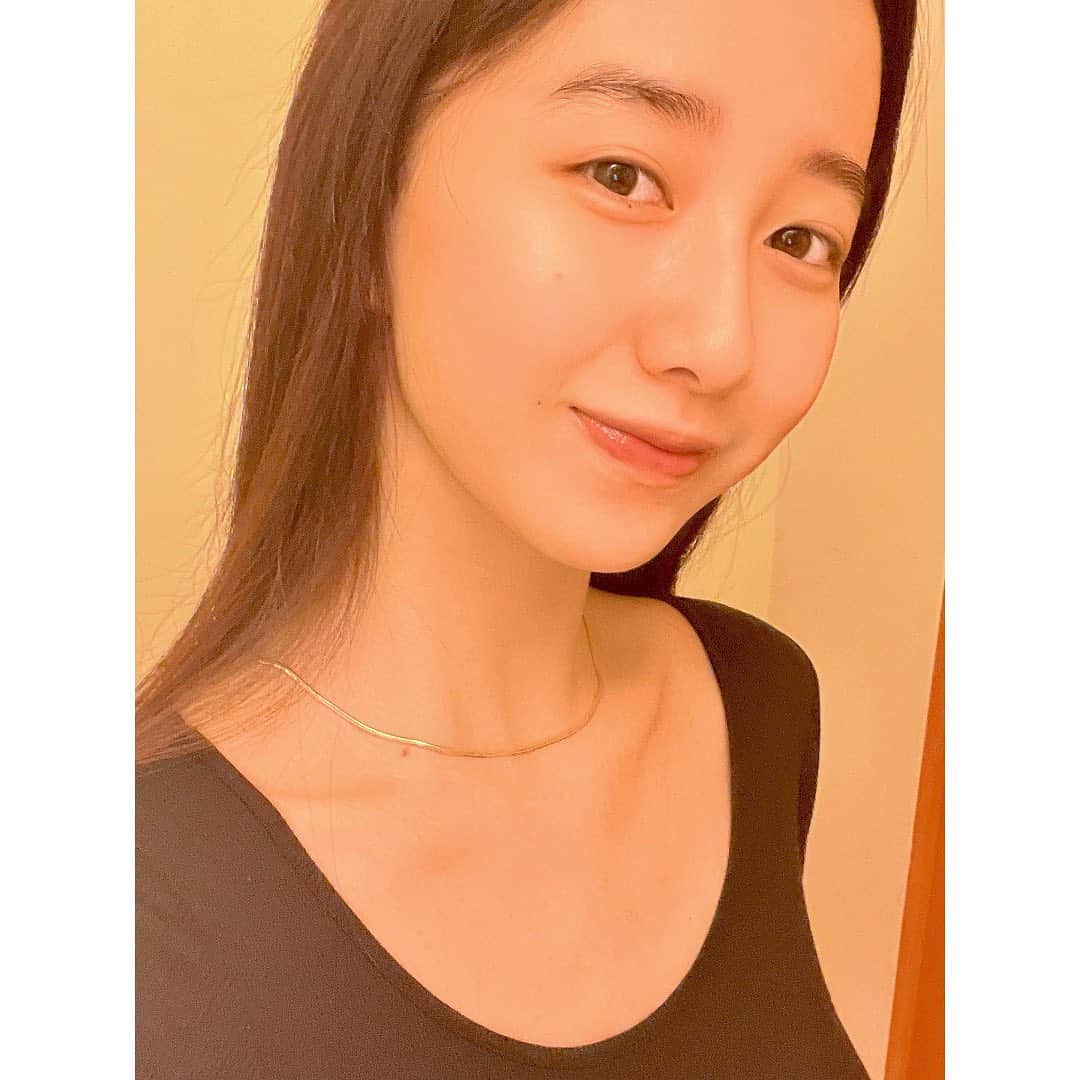 のインスタグラム：「Let me introduce you, the new foaming cleanser, LA MOUSSE💯🎉 ・ 新洗顔LA MOUSSEです！ ・ 今日ご紹介させて頂きたいのはこちらでございます。新クレンジング「ラ ムース ピュリフィアン オフ オン」。 ・ 洗顔で洗った後にカピカピになってしまうものがある中、LA MOUSSEはスイレンエキスが配合されているらしく、肌をするっと洗ってくれてうるおいを守ってくれます。 肌の「潤いバリア」をトバリみたいに張ってくれる感じがして、強くなった気分になりました。 ・ @diorbeauty ・ ひーくんのもふもふをお借りしました。（寝てた）」