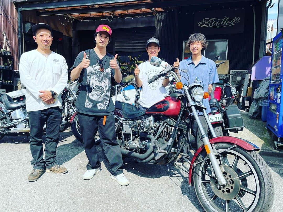 平田裕一郎のインスタグラム：「大事に大切に乗ろう。 新たに沢山の思い出作ります😁 これからもっとバイクの事を学びます！！ 色々お相談乗って頂きありがとうございます。 これから何卒宜しくお願い致します！！ #harleydavidson  #bootleg #fxs #fx #ローライダー  #ショベルヘッド  #旧車  #ソフテイル」