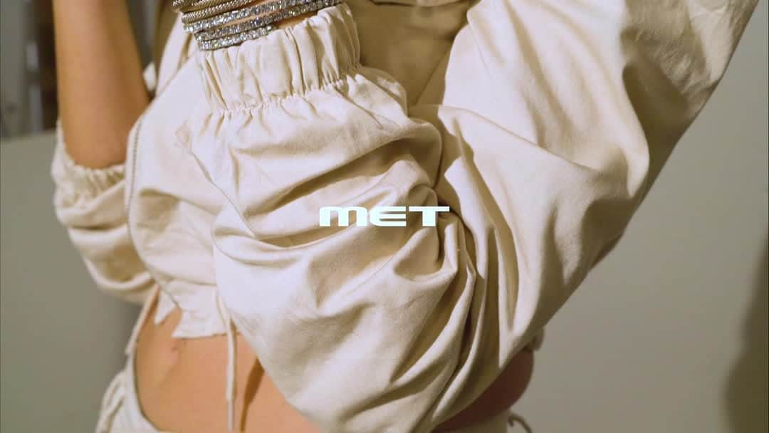 メットのインスタグラム：「The keyword of this new Collection? Style, of course.⁣ ⁣ #MetJeans #SS22 #SpringSummer2022 #NewCollection」