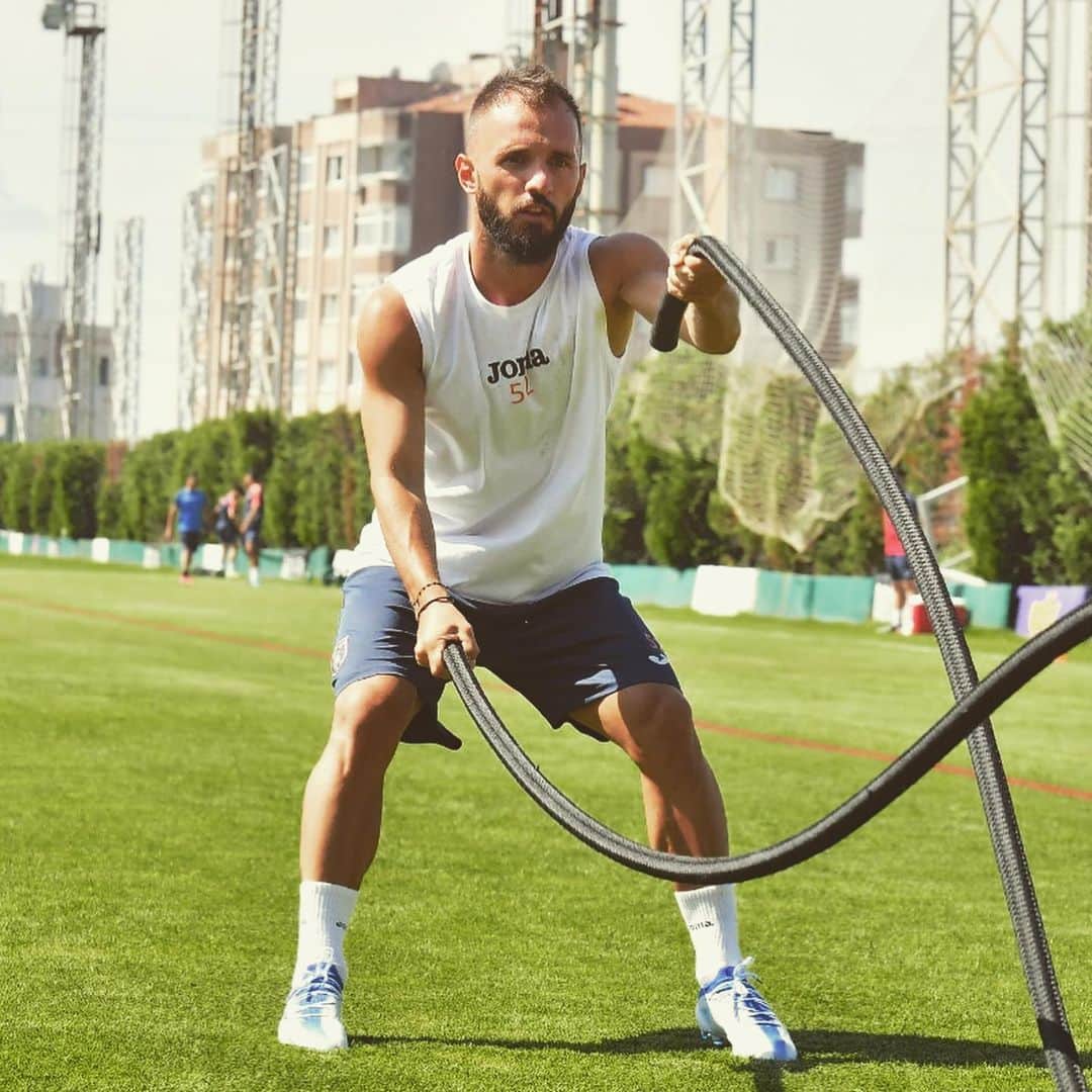 エムレ・チョラクのインスタグラム：「Başlıyoruz / empezamos ⏳ @ibfk2014」