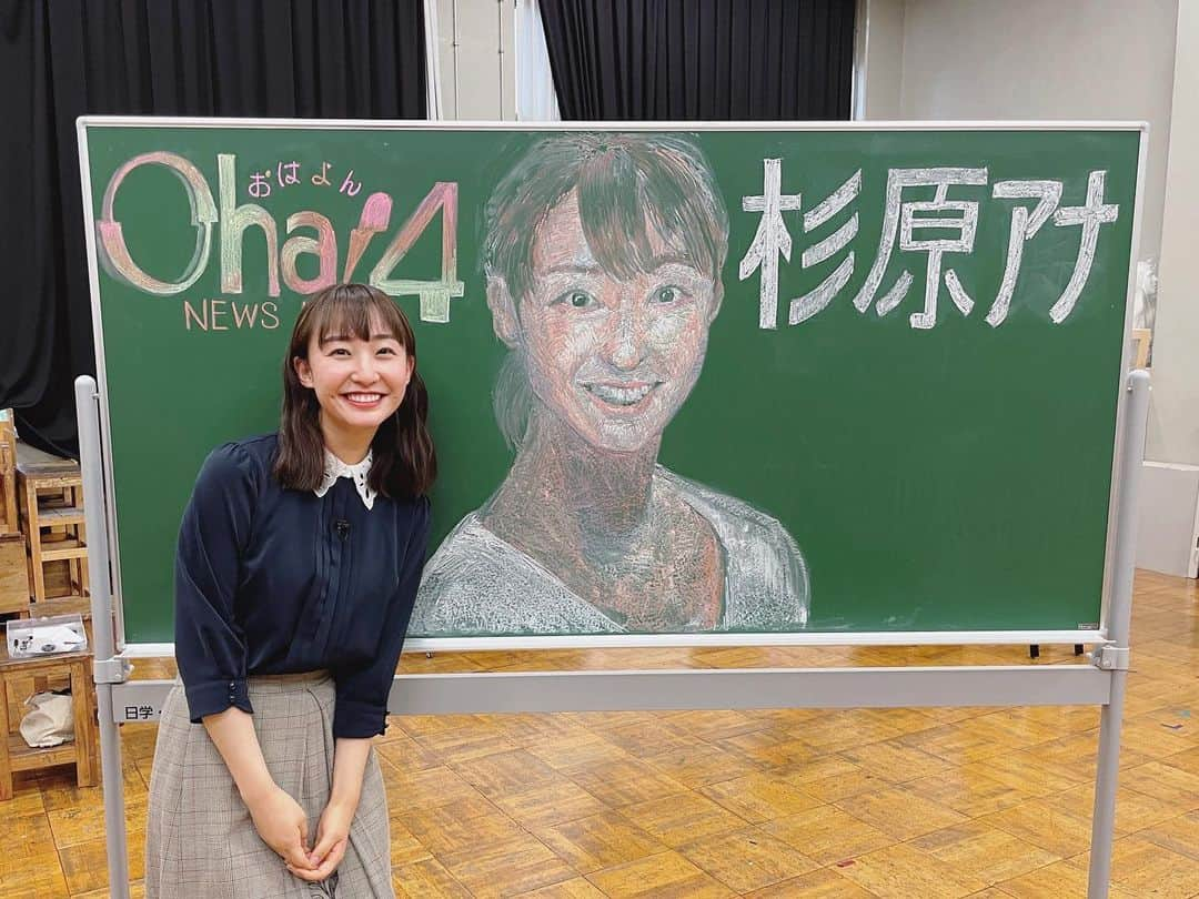 杉原凜さんのインスタグラム写真 - (杉原凜Instagram)「. 今朝のOha!4で放送されましたが、先日、大宮光陵高校 美術部を取材させていただきました🎨 主に、皆さんがこれまで様々な賞を受賞してきたという「黒板アート」についてお話を伺ったのですが…  今回、生徒さんたちがサプライズで私を描いてくださっていました！！ 感激です😭🤍 取材前日に3時間以上かけて描いてくれたとか🥹 チョークは7色以上使っているそうで、よーく見ると紫や緑も入っています👀 すごすぎる…！😂👏 大宮光陵高校美術部の皆さん、先生方、ありがとうございました😊  #黒板アート #Oha4」6月24日 19時52分 - sugihara_rin