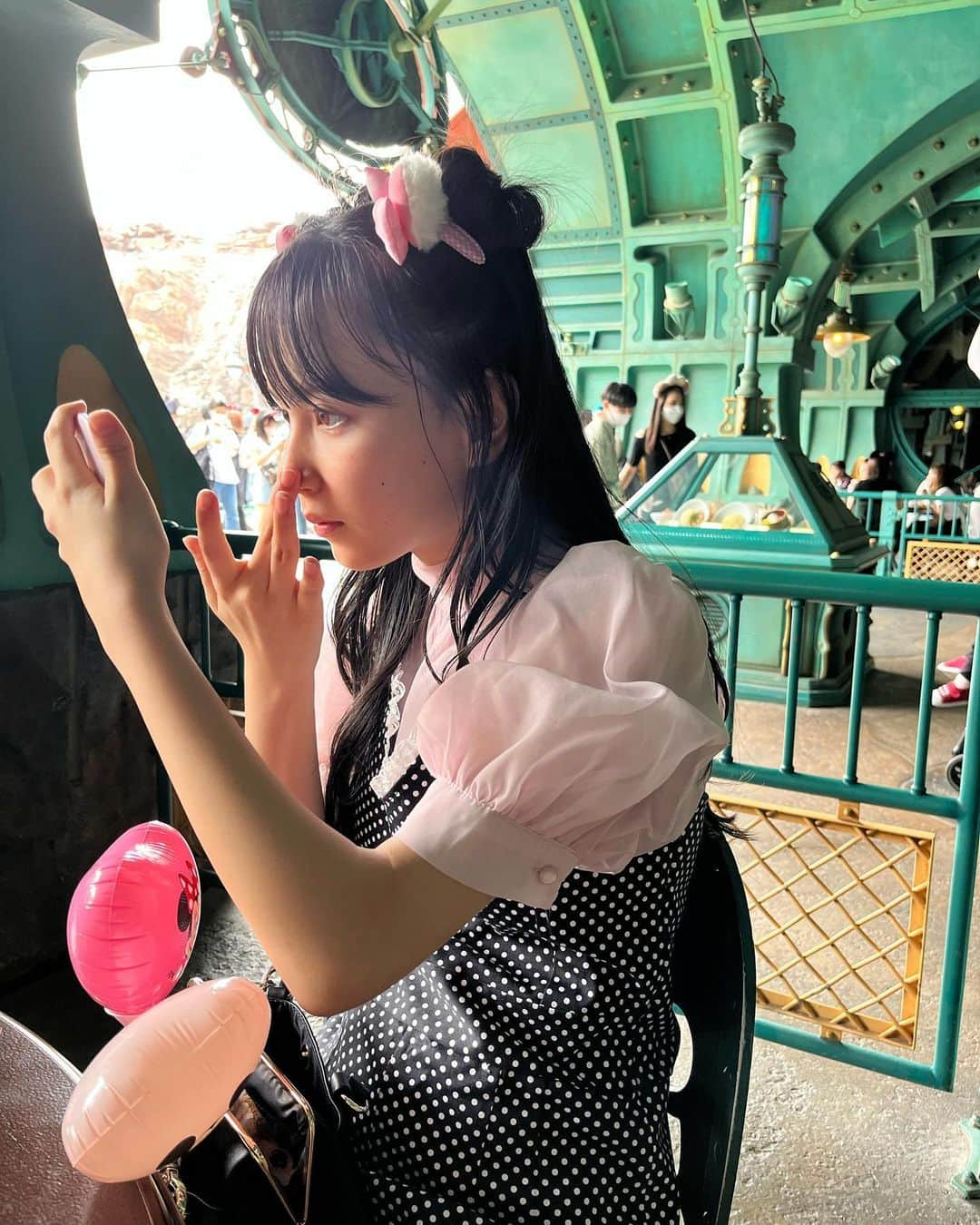 河村ここあさんのインスタグラム写真 - (河村ここあInstagram)「大好きなディズニーシー⛴⚓️🫧  色々と食べました🍽♡  初めて行くレストランで 誕生日のロゼットを付けていたら 「Happy Birthday」のプレート を 付けてくれました❤️❤️ とっても嬉しかったです🎂🫶🏻  最後の写真はメイクチェックしてる私...🪞  (飲み物はお母さんのです。私はミルクです🥛)  #disney  #ディズニーコーデ #ディズニーランチ  #ディズニーフード  #ディズニーバースデー  #お団子ヘア #ツインお団子  #中学3年生 #jc3 #15歳 #女子中学生 #fashion#fashionmodel#followｍe #河村ここあ」6月24日 19時56分 - kawamura_kokoa