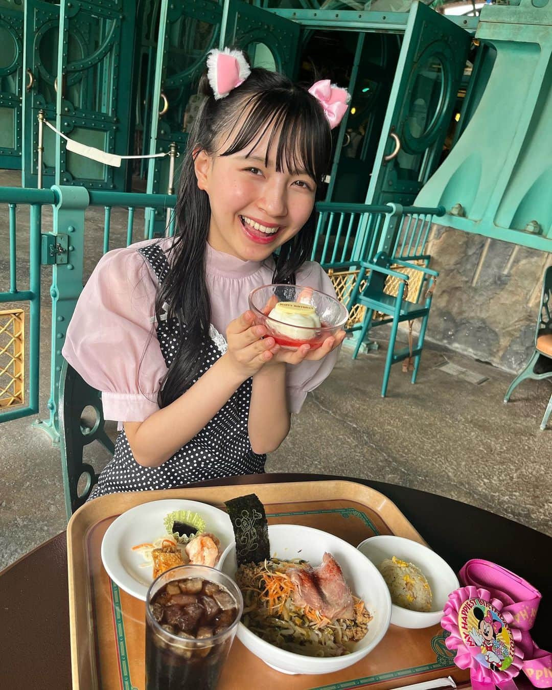 河村ここあさんのインスタグラム写真 - (河村ここあInstagram)「大好きなディズニーシー⛴⚓️🫧  色々と食べました🍽♡  初めて行くレストランで 誕生日のロゼットを付けていたら 「Happy Birthday」のプレート を 付けてくれました❤️❤️ とっても嬉しかったです🎂🫶🏻  最後の写真はメイクチェックしてる私...🪞  (飲み物はお母さんのです。私はミルクです🥛)  #disney  #ディズニーコーデ #ディズニーランチ  #ディズニーフード  #ディズニーバースデー  #お団子ヘア #ツインお団子  #中学3年生 #jc3 #15歳 #女子中学生 #fashion#fashionmodel#followｍe #河村ここあ」6月24日 19時56分 - kawamura_kokoa