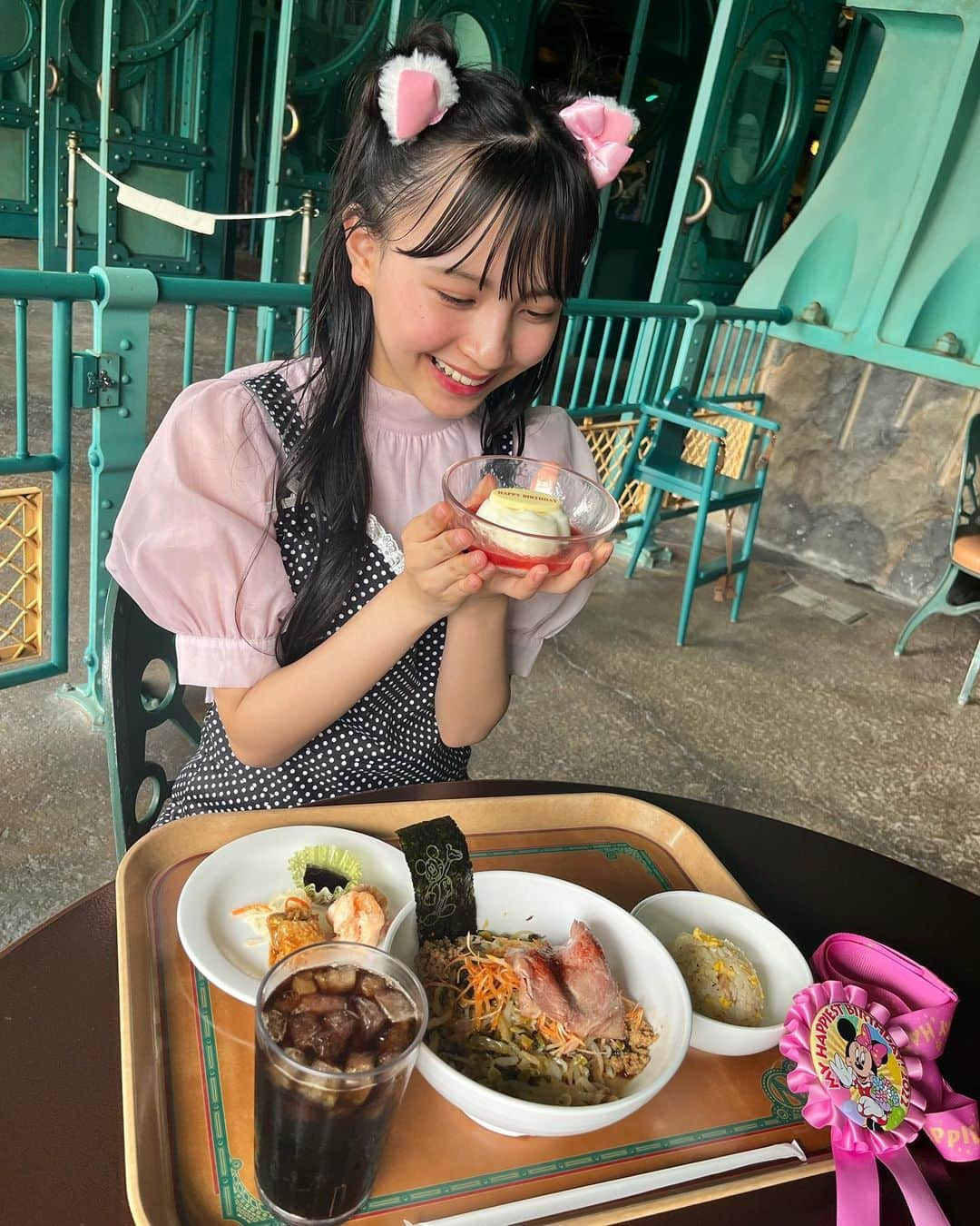 河村ここあさんのインスタグラム写真 - (河村ここあInstagram)「大好きなディズニーシー⛴⚓️🫧  色々と食べました🍽♡  初めて行くレストランで 誕生日のロゼットを付けていたら 「Happy Birthday」のプレート を 付けてくれました❤️❤️ とっても嬉しかったです🎂🫶🏻  最後の写真はメイクチェックしてる私...🪞  (飲み物はお母さんのです。私はミルクです🥛)  #disney  #ディズニーコーデ #ディズニーランチ  #ディズニーフード  #ディズニーバースデー  #お団子ヘア #ツインお団子  #中学3年生 #jc3 #15歳 #女子中学生 #fashion#fashionmodel#followｍe #河村ここあ」6月24日 19時56分 - kawamura_kokoa