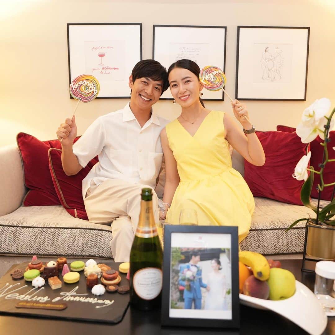 岩間恵のインスタグラム：「結婚２周年はベルギーにて🥂  ディナーしてホテル戻ったら 部屋がかわいいことになっていた🍭💓  ３年目もよろしく🫶♡  #キャンディの文字が #megumi と #tomonaga  #shinya じゃないんかーい笑」
