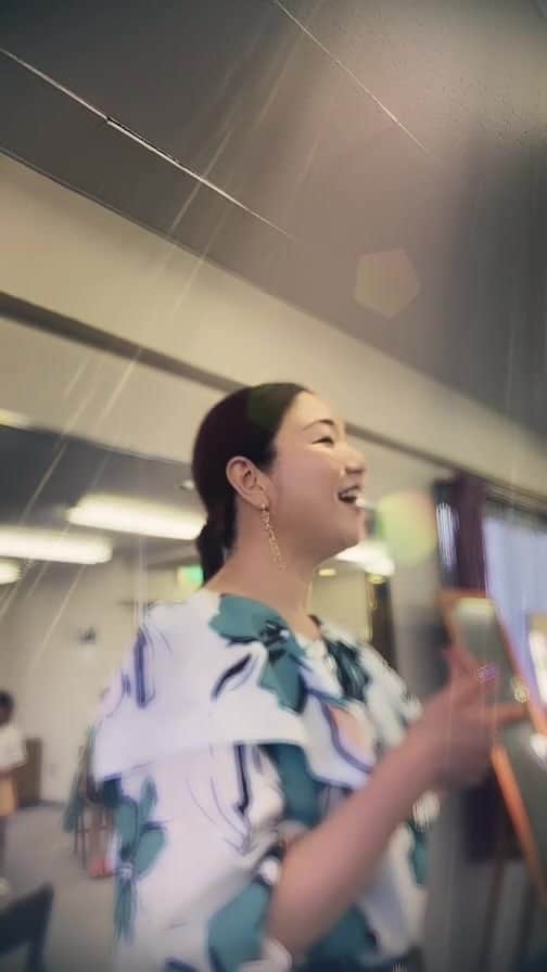 有坂美香のインスタグラム：「【Heal The World🌏を歌ってみよう♫The Sunshowers 鎌倉Kids】  The Sunshowers Kids class  We tried learning MJ's Heal The World!  今日は久しぶりに 鎌倉キッズクラスの インスタライブをしてみました！ 今日はマイケルのヒールザ・ワールドのサビを歌ってみました♫  皆さんもよければご一緒に♫  #有坂美香andthesunshowers  #鎌倉キッズ　#歌うまキッズ #鎌倉ゴスペル　#英語で歌おう #生きた英語教育　#歌声　#港区ゴスペル　#中目黒ゴスペル　#親子で歌おう　#楽しくうたおう」