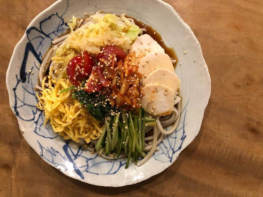 yu__gohanのインスタグラム：「・ 今年の夏は暑くなりそう！  毎年恒例冷やし麺◎ 茹でたキャベツと三つ葉と 胡瓜とキムチと茹で鶏と錦糸卵とトマト おいしーー♪ ・ #夕飯 #暮らし」