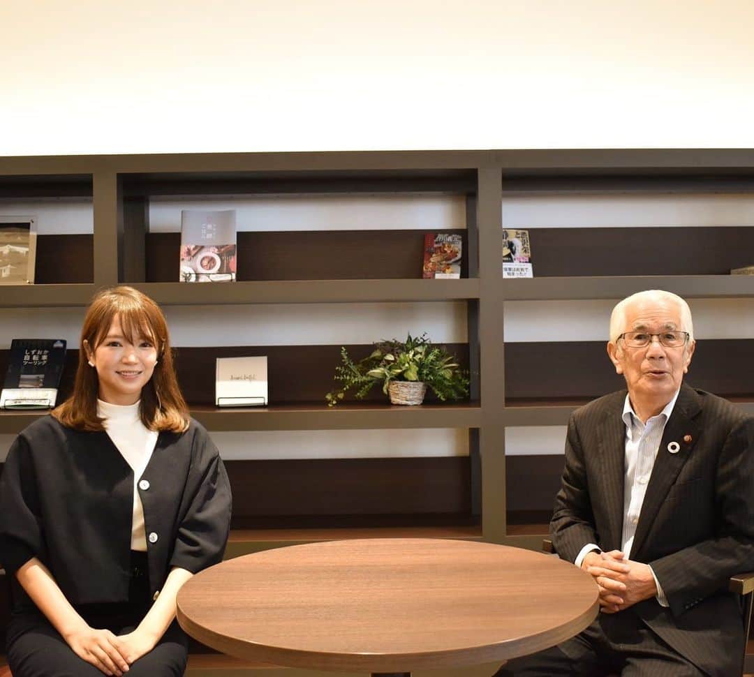 内山絵里加のインスタグラム：「・ ・ 静岡の夏の風物詩『安倍川花火大会』。 2018、2019年と雨で中止 2020、2021年はコロナで中止でしたが 来月7月23日(土)に 5年ぶりの開催が決まりました🎆 なんて、嬉しいことでしょう。 私にとっても、思い入れのある大好きな花火大会です。 ニュースの取材でも度々お世話になっていた 安倍川花火大会本部の瀧義弘会長と 対談させていただきました。 ・ 戦後、戦没者の慰霊や復興を祈るために はじまった花火大会も今年で69回目。 歴史もあり、市民の想いもつまった 素敵な花火大会です。 ずっとずっと、続いてほしいと思います。 ひとりひとりが協力してコロナ対策をして 安倍川花火大会を成功させましょう🌼 ・ #静岡 #安倍川花火大会 #花火 #花火大会 #静岡新聞」