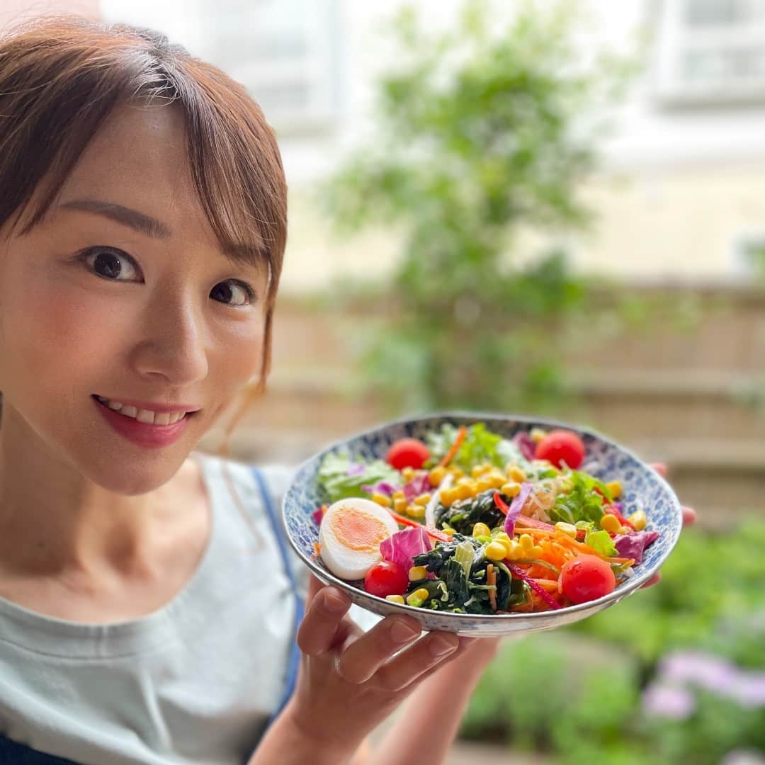 テレビ朝日アナウンサー公式さんのインスタグラム写真 - (テレビ朝日アナウンサー公式Instagram)「間もなく夏本番!!元気に過ごすため、堂アナが毎日欠かさずすることとは!? 「年齢と共に肉よりも野菜が好きになってきまして、毎日サラダを食べています!色合い綺麗に作れると、見た目も鮮やかで気分も上がります（*^_^*）子供たちも、野菜を摂取する習慣が少しずつ出来てきているかも…♪」　   #堂真理子  #毎日  #欠かさず すること  #サラダ を食べています  #野菜  #大好き  @mariko_do」6月24日 12時00分 - tvasahi_announcers