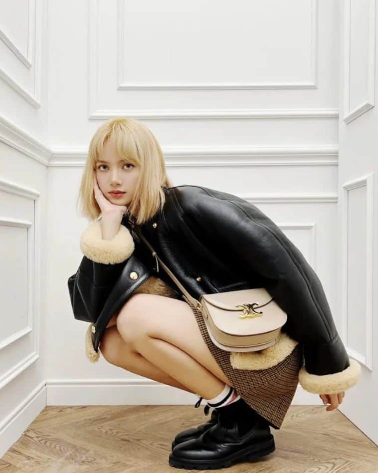 リサさんのインスタグラム写真 - (リサInstagram)「CELINE WECHAT UPDATED WITH LISA 💛  SAFE FLIGHT LALISA #LisaAimeParis . . . #LISA #LALISA #리사 #블랙핑크 #BLACKPINK #LALISAMANOBAN #LALISAMANOBAL #blackpinklisa #lisablackpink」6月24日 12時15分 - lisa.blackpink