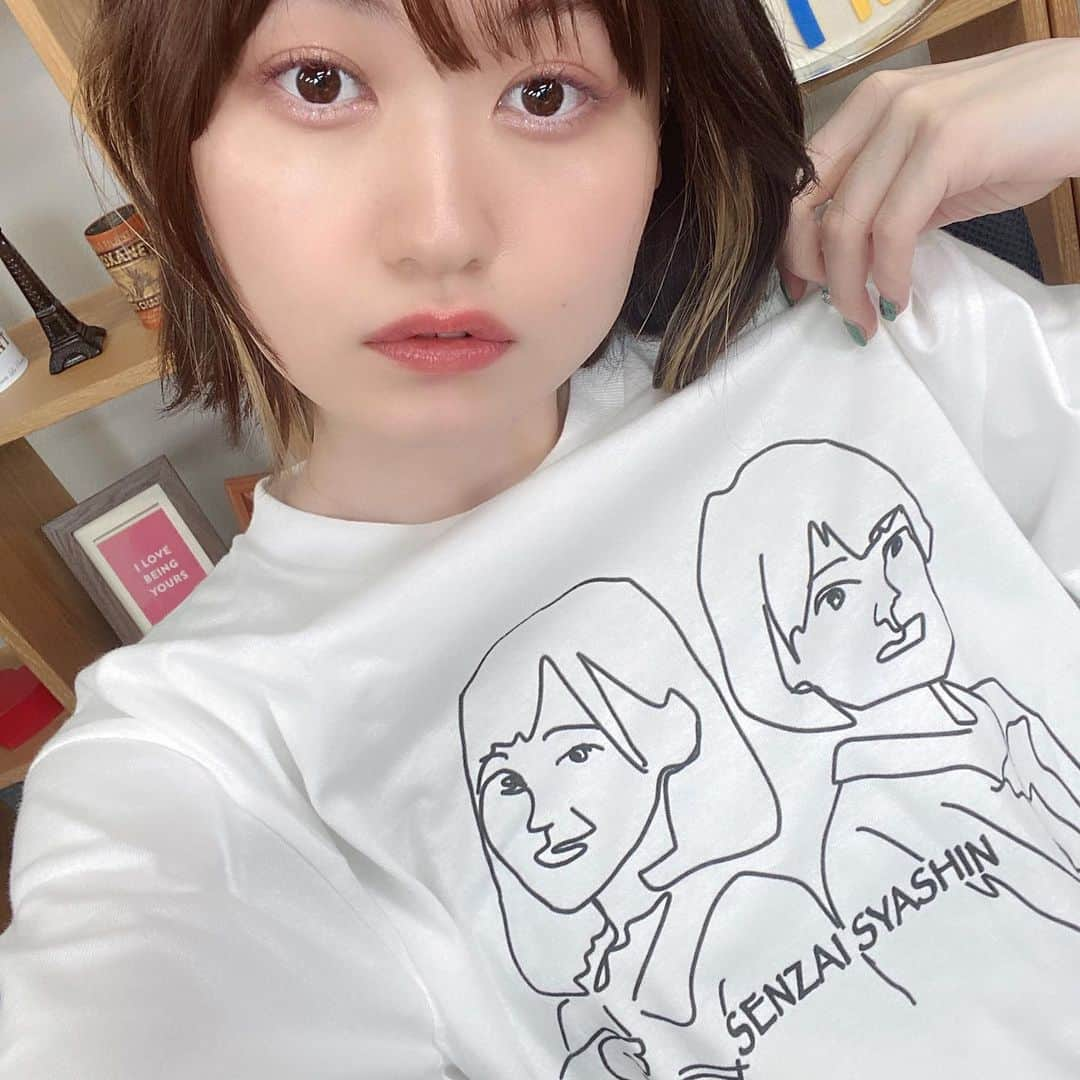 立花日菜さんのインスタグラム写真 - (立花日菜Instagram)「ひまなっつ㊗️☔️ ⠀ ⠀ まなつの天才Tシャツみんなにも見て欲しい💭 ⠀ ⠀ いよいよイベントが来るぞ〜って感じだね‼️ 初イベントどうなっちゃうんだろう、、 でもグッズも発売するしフォトブックも出るし いろいろ用意してある（はず）なので 絶対わくわくしてもらえると思う👏🏻👏🏻 たのしみに待っててね！ ⠀ ⠀ メールもたくさんありがとう📮 ⠀ （唇さんが反抗期でリップほぼ塗れなかったので 全体的にナチュラルなメイクにしてもらいました💧）」6月24日 12時08分 - 17.tachibana