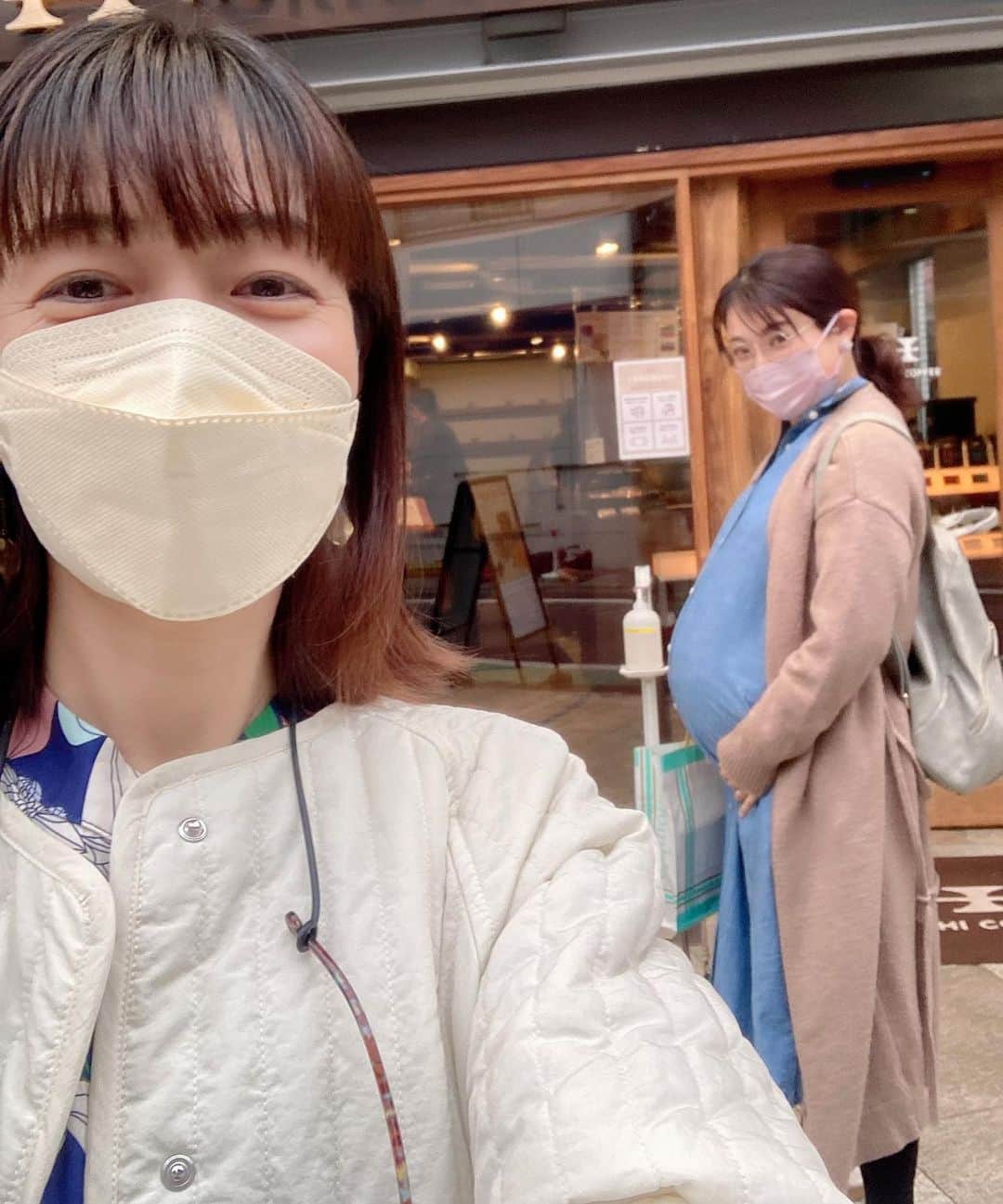 のインスタグラム：「産まれる10日前👶  みどり姉様が私の大きなお腹を見たい✨ と会いに来て下さいました♡  ありがとうございました😊  終始ゲラゲラ笑いながらの時間は なんて胎教に良い事でしょう✨✨✨  そのお陰で無事、元気な赤ちゃんを 出産する事が出来ました🕊  それにしても大きなお腹👀 産後自然に7.8キロ落ちましたが まだまだ体が重い重い💦 妊娠中は絶対安静期間が長かったので この1年ほんっとーーに動いてない😭 体力が落ちた💧  思いっきり飛んだり跳ねたり汗かきたいなー‼️‼️‼️  👶ちゃんの成長に合わせて 私自身の時間も作り、産後ダイエット トレーニング始めるつもり💪  励みになるので応援コメントしてください❣️私もやる❗️って方ぜひ一緒に頑張りましょう♪大歓迎  経験者の方オススメのダイエット法あれば教えてください☕️  あ、でも🍰は食べますので。 言っときます。😝  #大鳥れい　お姉様 #胎教に良い時間  #産後トレーニング #産後ダイエット だけど #1日1スイーツ　は絶対✌️ #生後2ヶ月  #新米ママと繋がりたい」