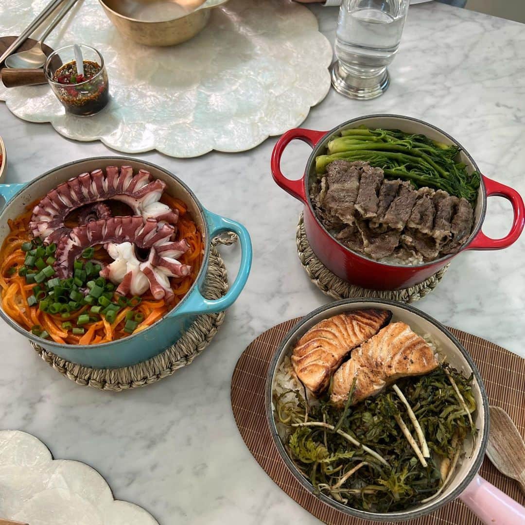 チャ・イェリョンのインスタグラム：「솥밥 사랑 솥밥 잔치 🍚 문어+🥕 연어+불냉이 차돌+두릅  @lecreuset_korea  #르크루제  솥은 최고 역시는 역시💓」