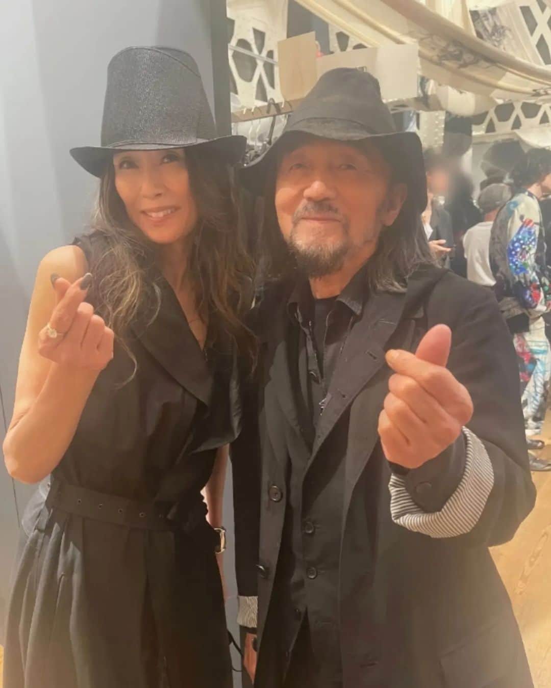 のインスタグラム：「Yohjiさんの優しい笑顔に❤　愛❤ #山本耀司さん #YohjiYamamoto #SPRINGSUMMER2023COLLECTION #ブラックコーデ #hat  #おそろい #きゅんです #萬田久子」