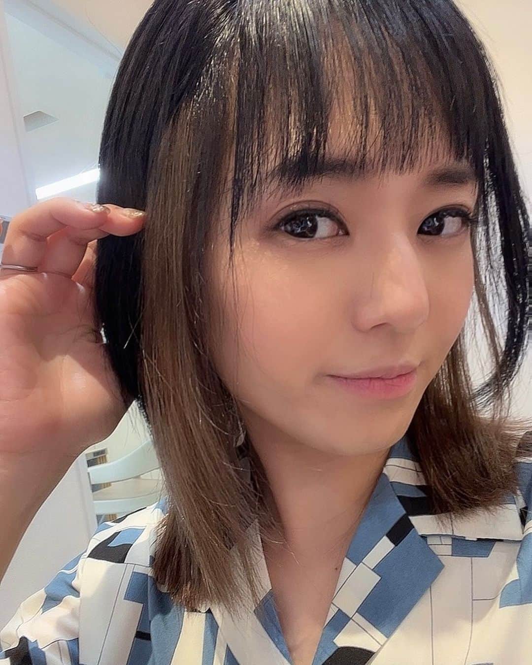 蒼井そらのインスタグラム：「トリートメントもしながらカラー。 カラーもしながらトリートメント。  髪質改善しながら カラーやっちゃうのよ。  綺麗なツートンカラーになりました！  髪の毛も改善されて トリートメントでツルツル。  ずっと触っちゃう。  @hair.make.earth  @keitaroh4hair」