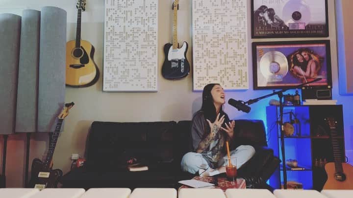 のインスタグラム：「Studio time includes lots of hand gestures, getting mad at myself for not hitting high notes, @thebenjaminrice and boba 🧋」
