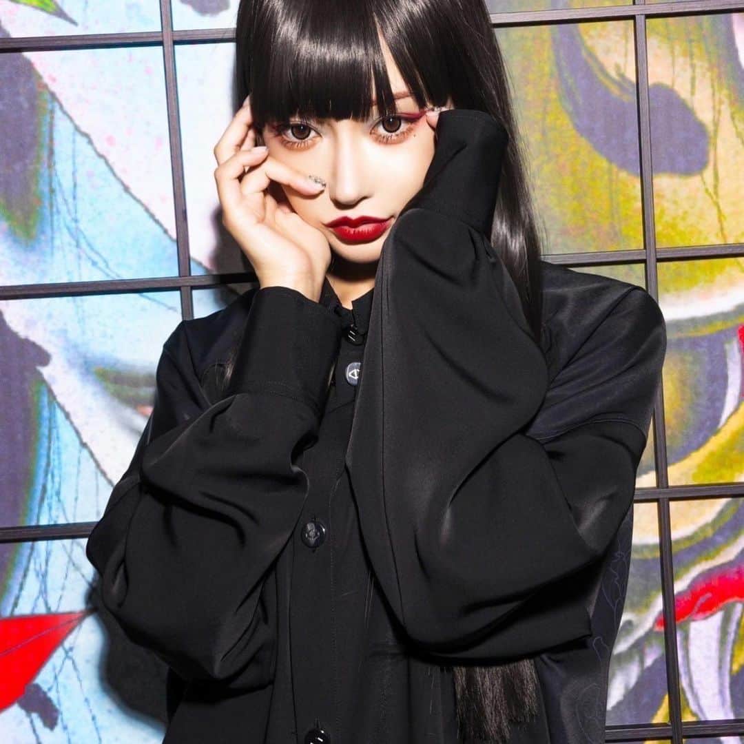 彫師美漸のインスタグラム：「acuod by chanu x彫師美漸-Bizen Bizen art Black shirts EXHIBITION ・ model @asukakiraran Photo @yuyatakahashi.monster ・ 6/27(月)まで 13:00-20:00 ・ Bizen art tattoo studio 150-0001 渋谷区神宮前6-9-4 和秀ビル2F ・ #acuodbychanu #Bizen #刺青 #彫師 #美漸 #彫師美漸 #表参道 #原宿 #原宿タトゥー #タトゥー #東京タトゥー #Bizenarttattoostudio #tokyo #tattoo #art #fashion #bizenart #bizen #문신　#Bizentattoo  #tattooer #tattooist #tattooartist #tattooart #tattoostudio #japanesetattoo」